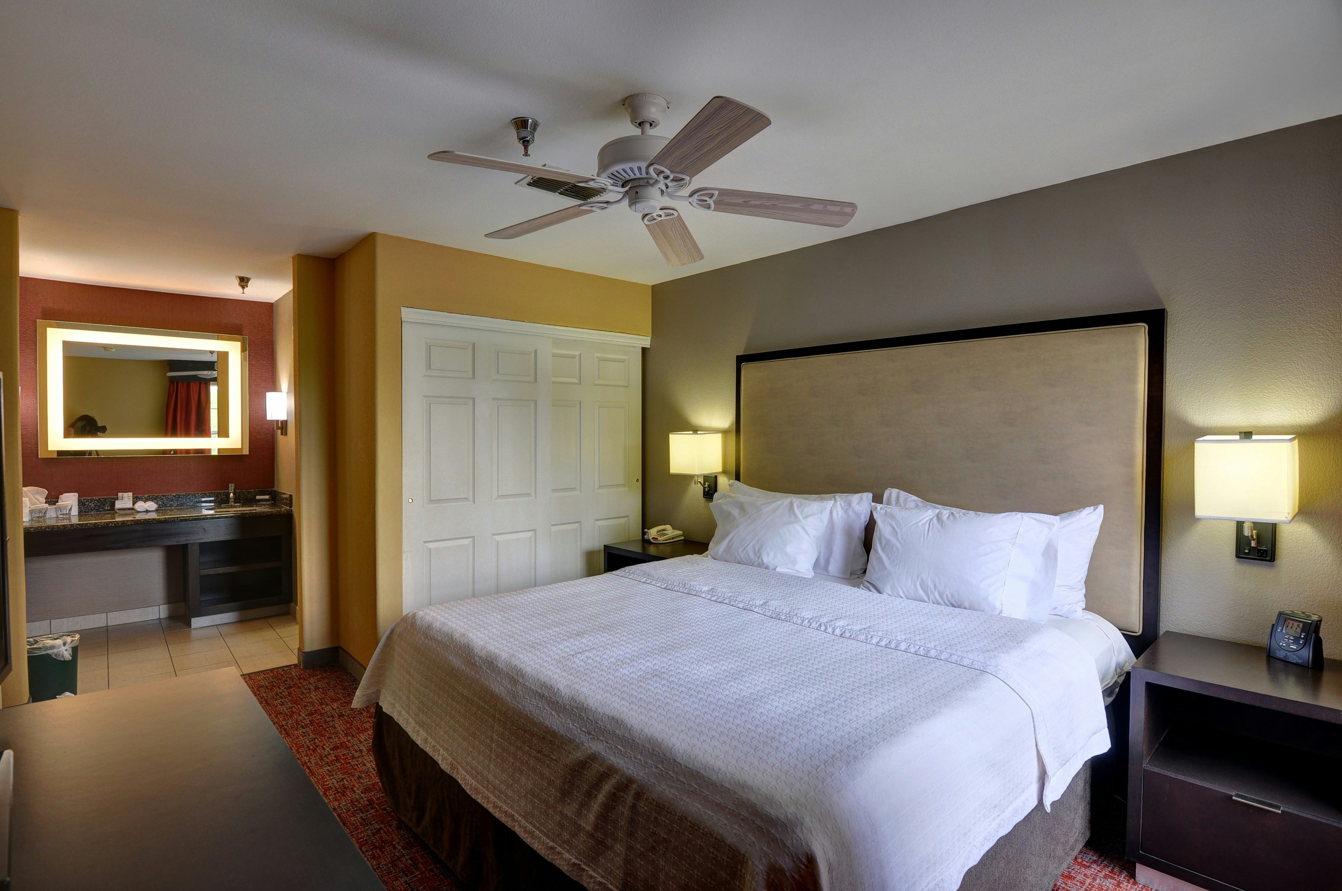 WALK-IN SHOWER/KING BED/NS