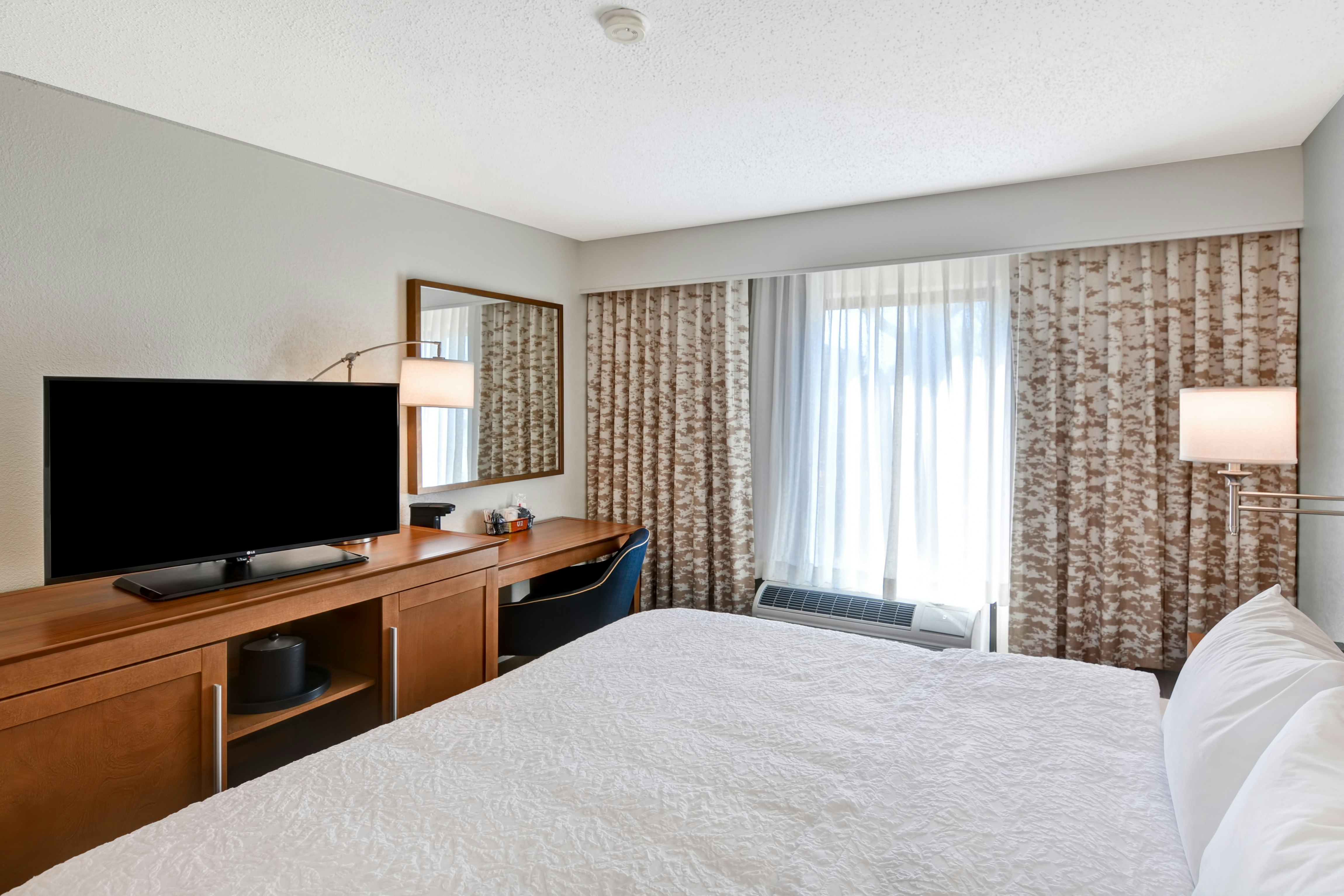 1 KING BED W/FRIDGE NS