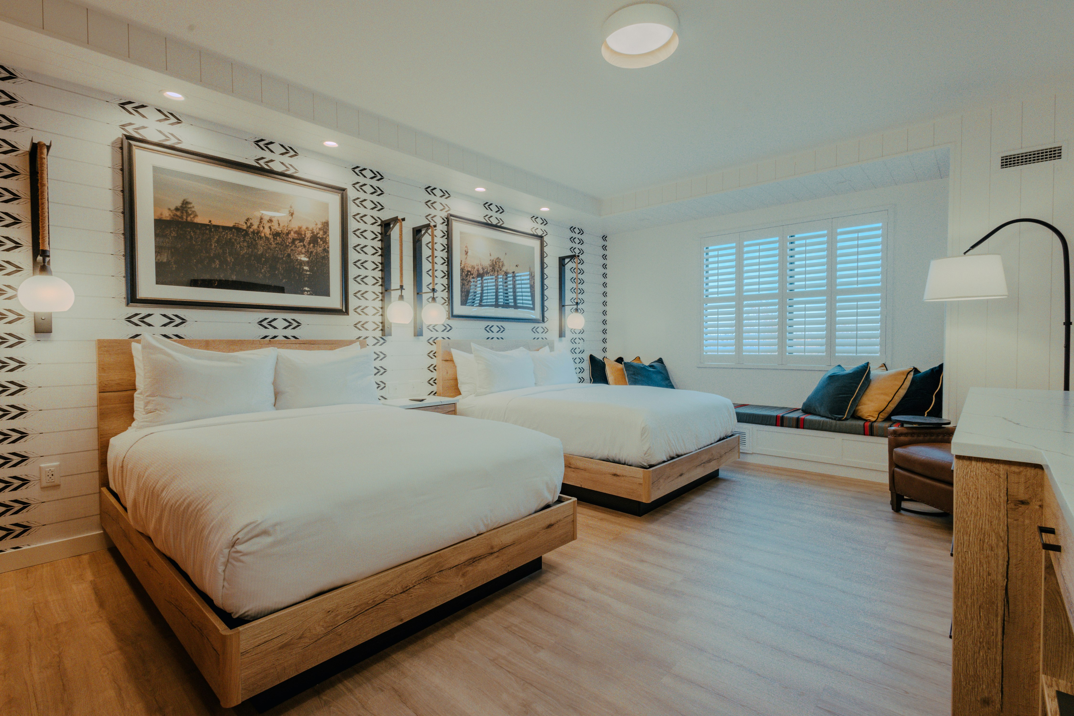 2 QUEEN BEDS