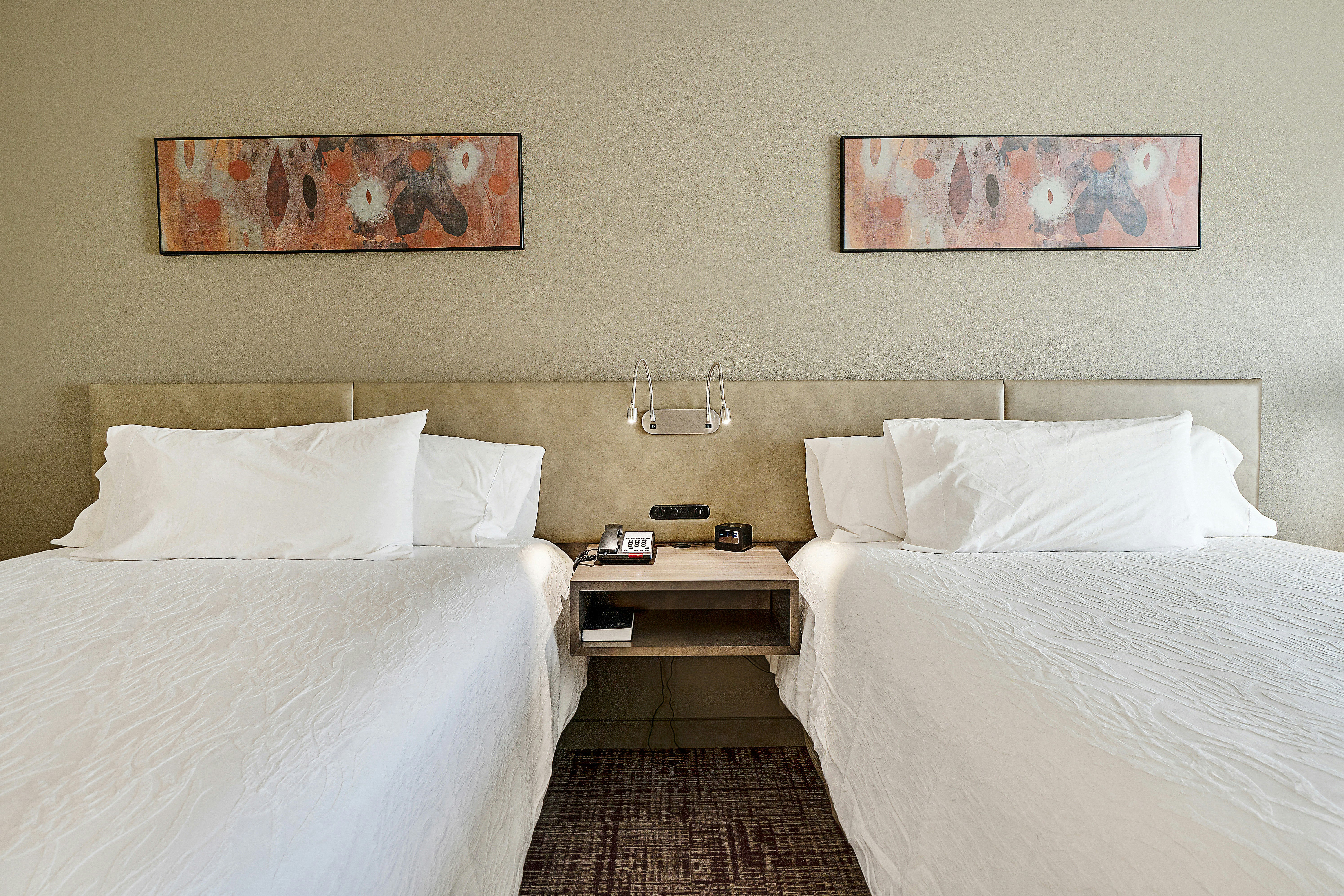 2 QUEEN BEDS