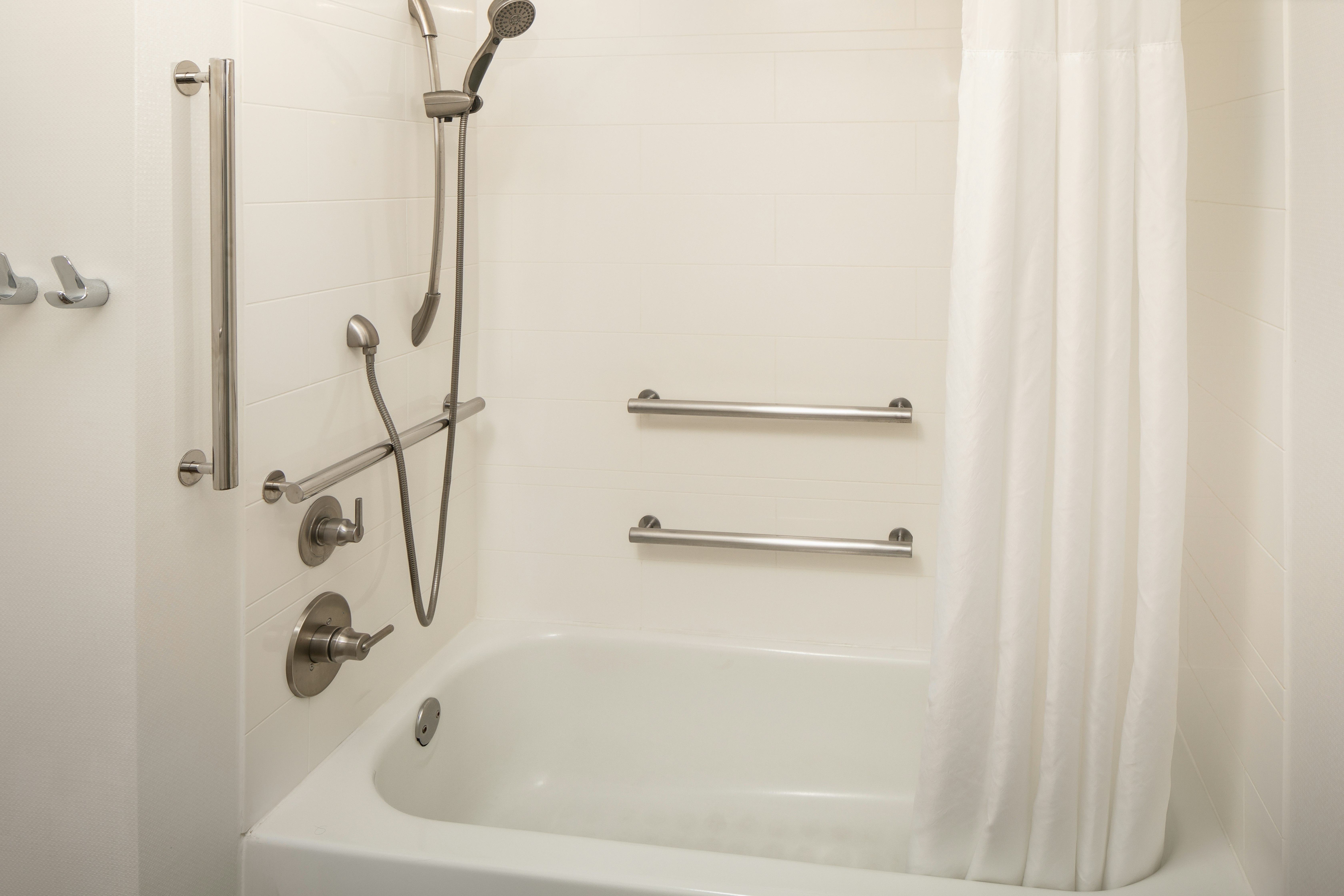 2 DBL ACC TUB SUITE NOSMOK