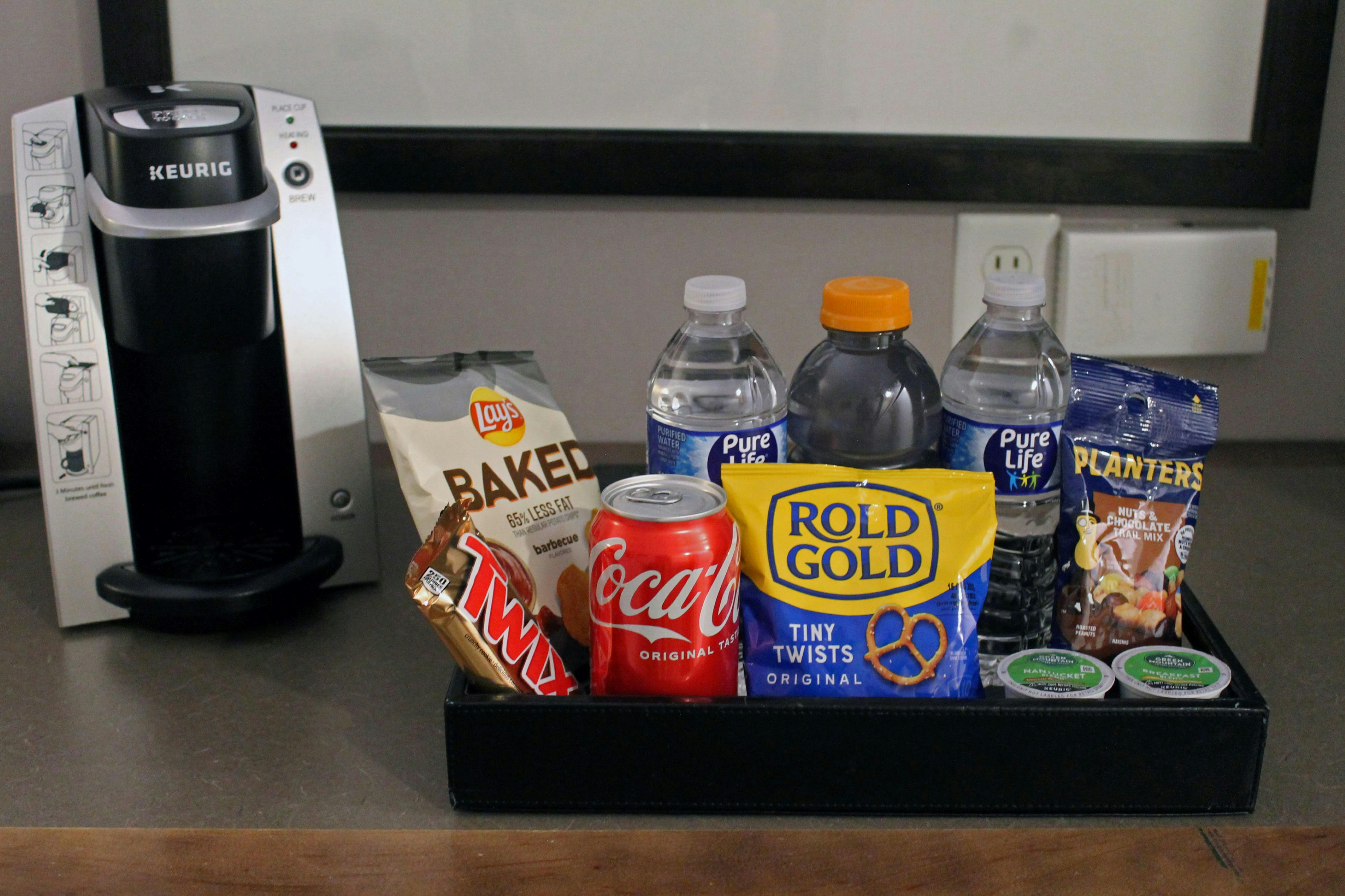 1 KING W/DRINKS-SNACKS NS