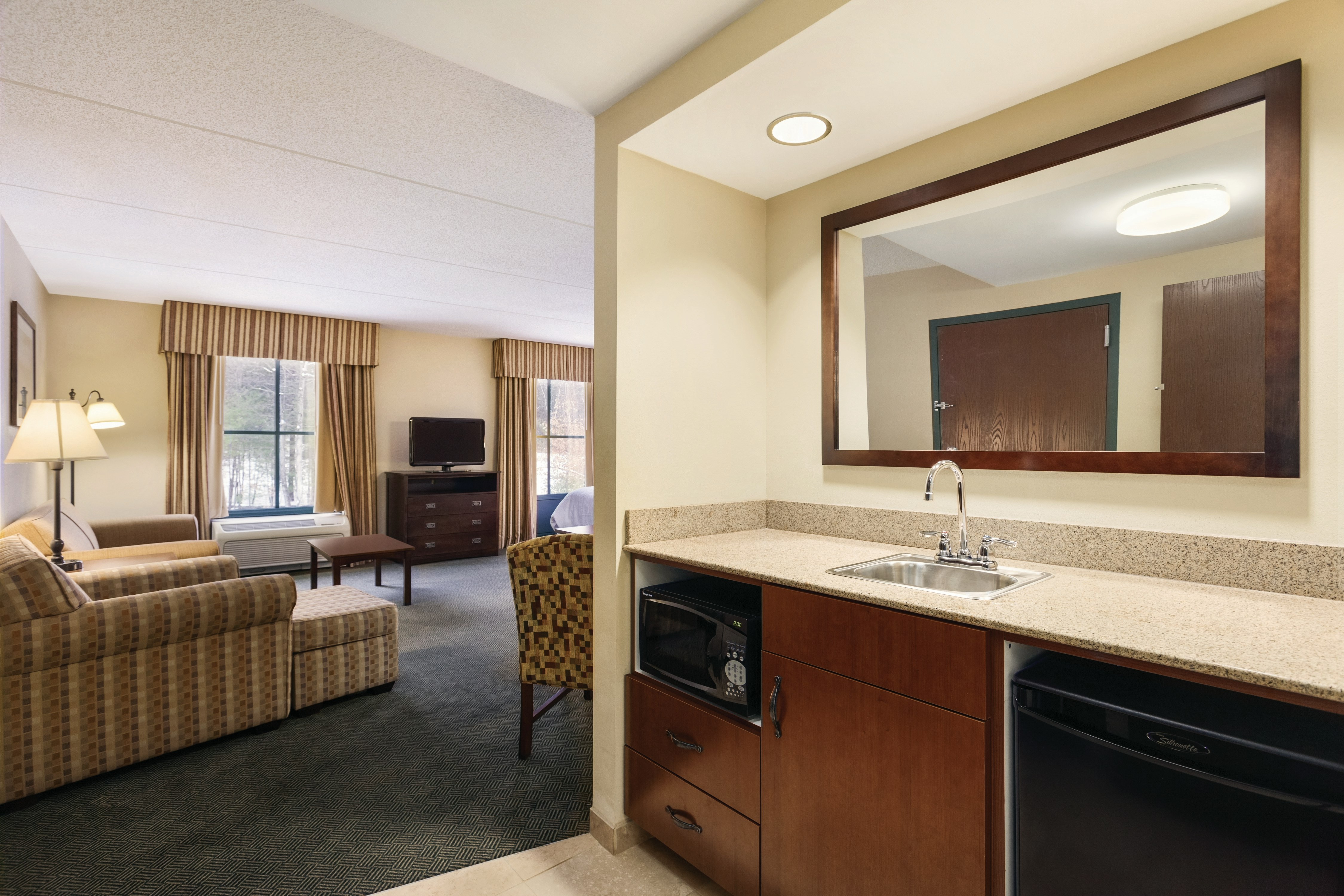 KING BED SUITE W/SOFABED