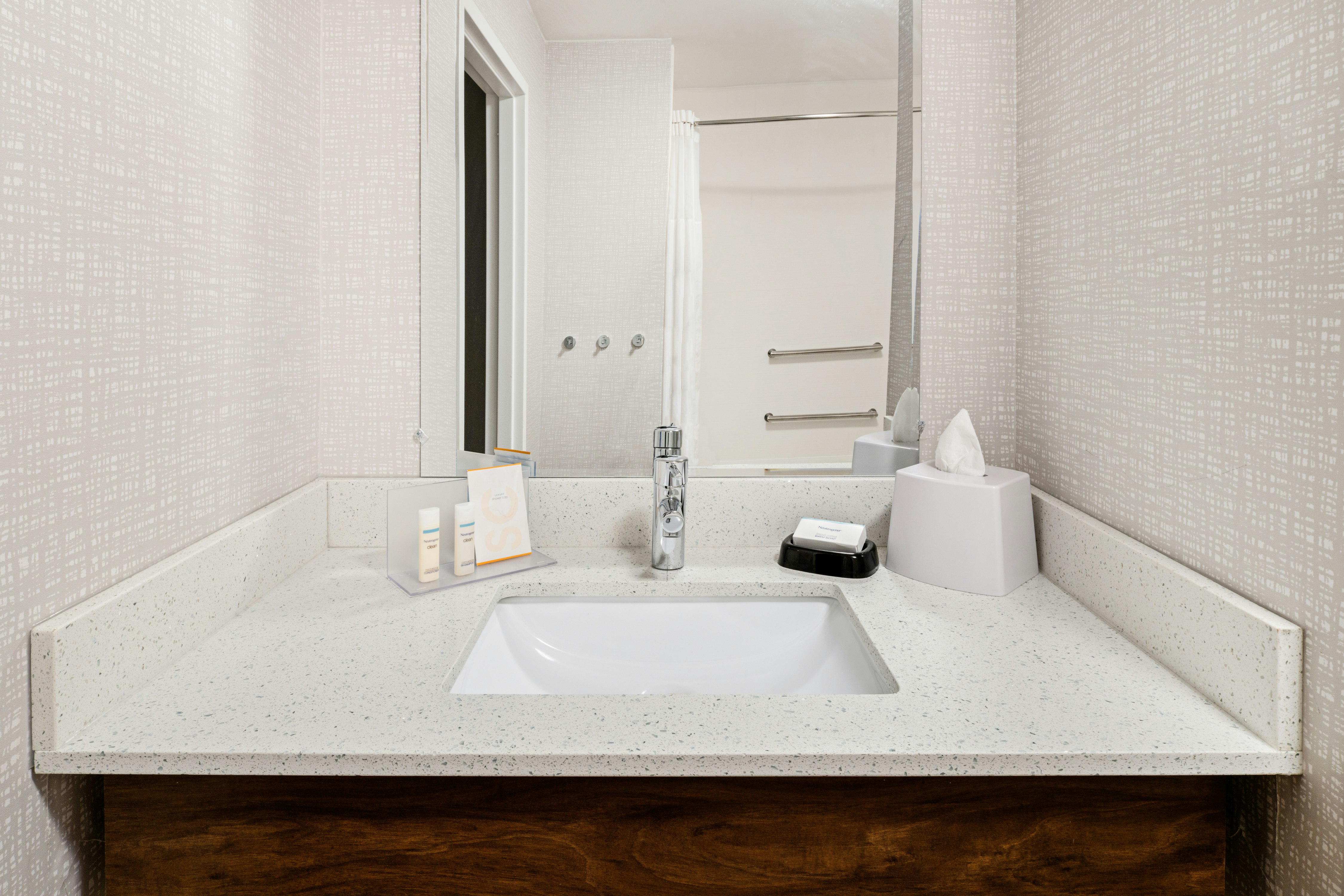 1 KNG ACCESSIBLE TUB NS