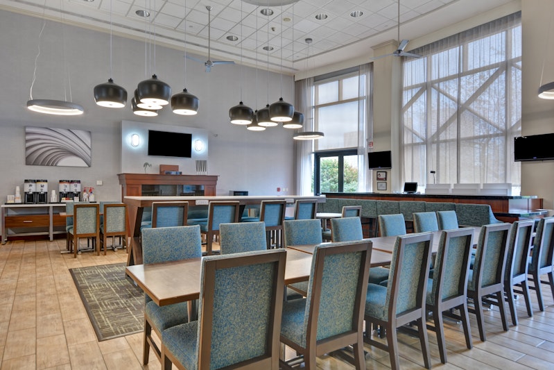 Hampton Inn & Suites Newark-Harrison-Riverwalk