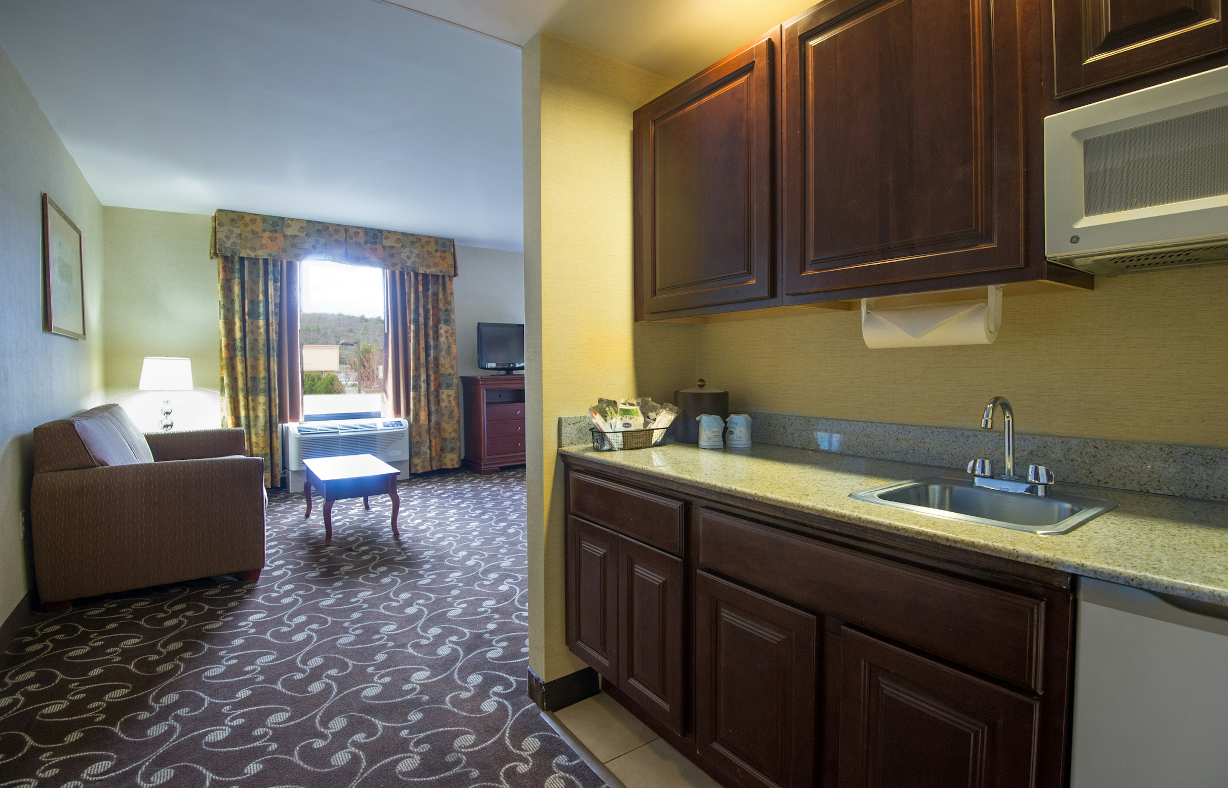 1 KING FAMILY ROOM NONSMOK