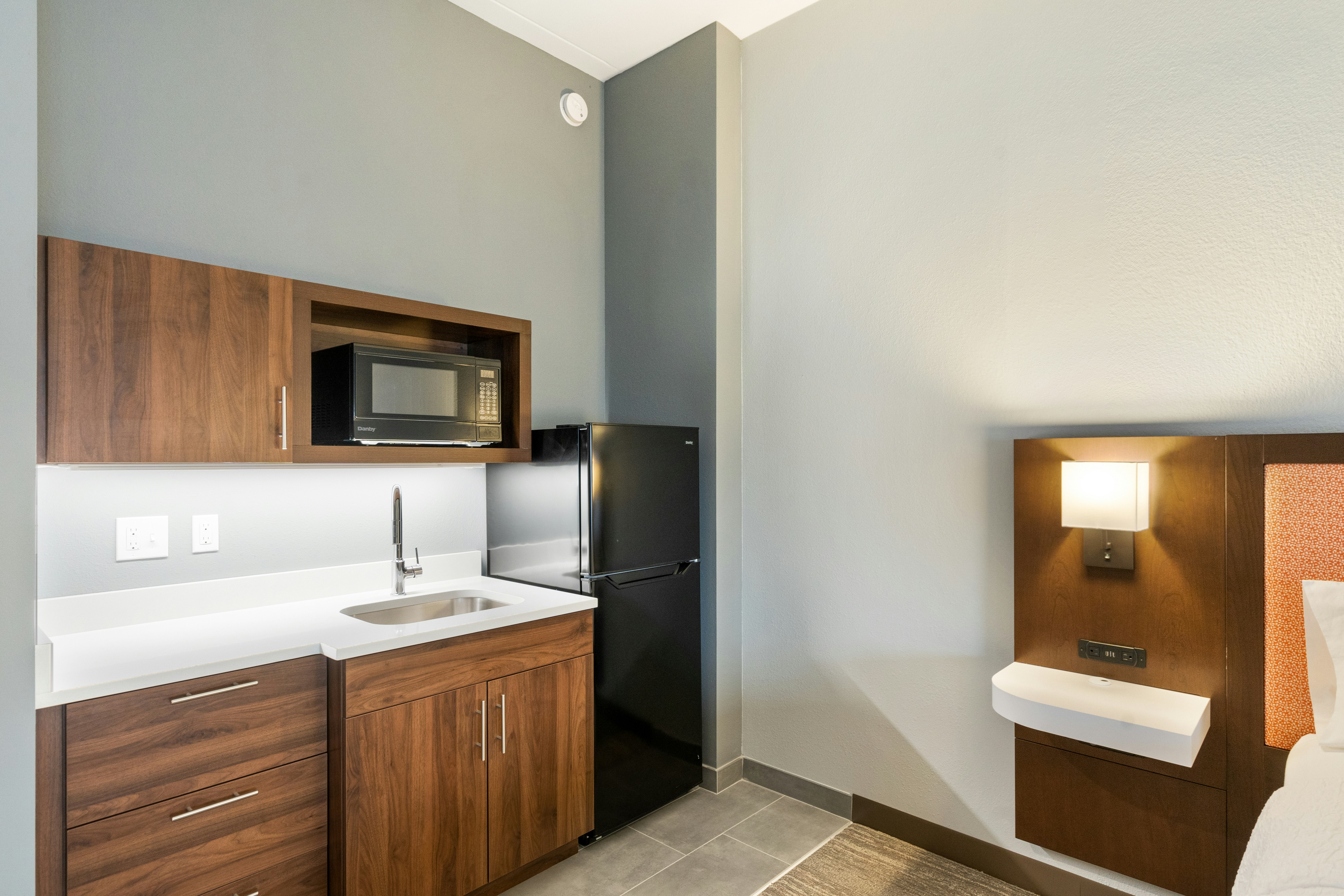 1 KING W/ KITCHENETTE