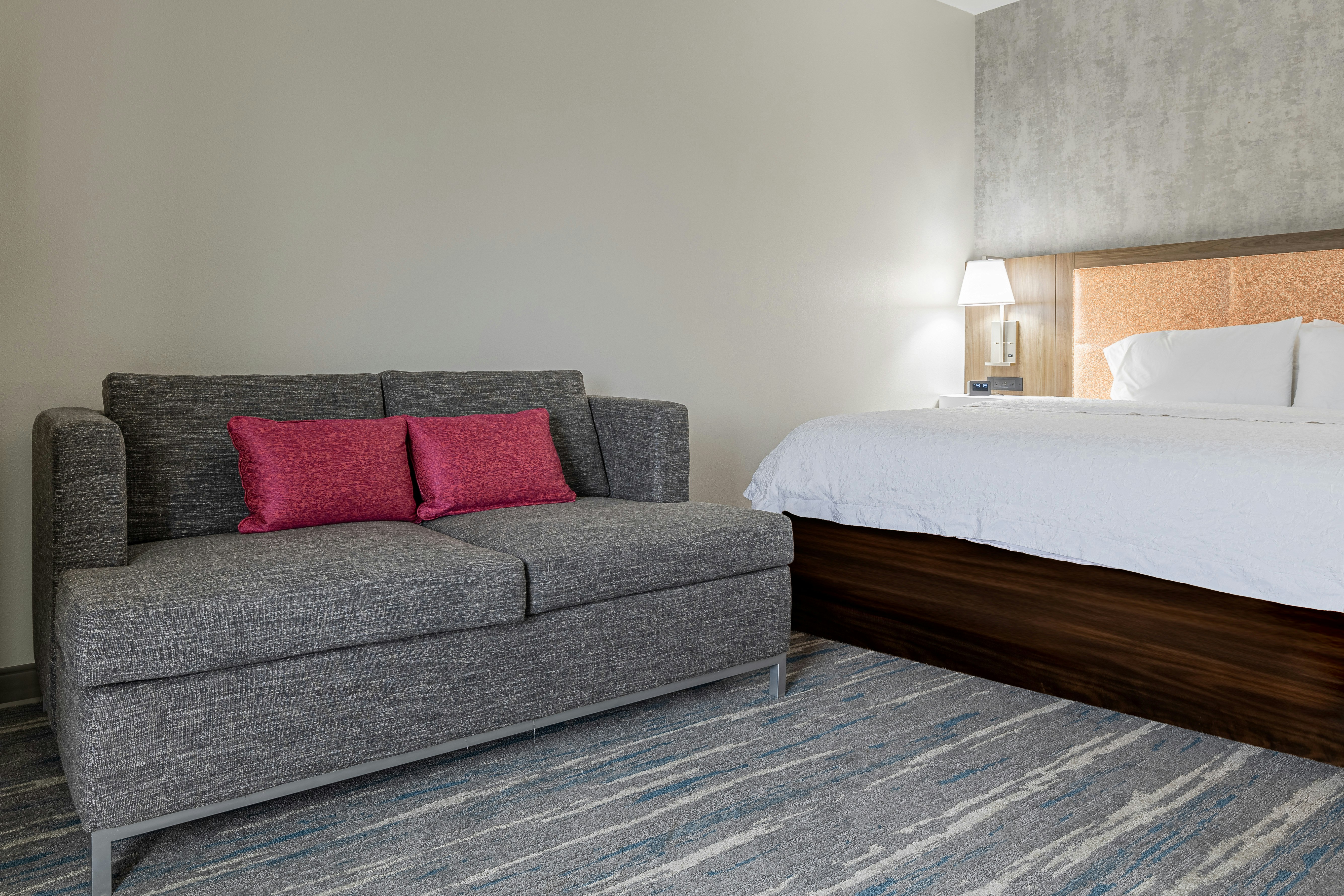 1 KING BED STUDY NONSMOK