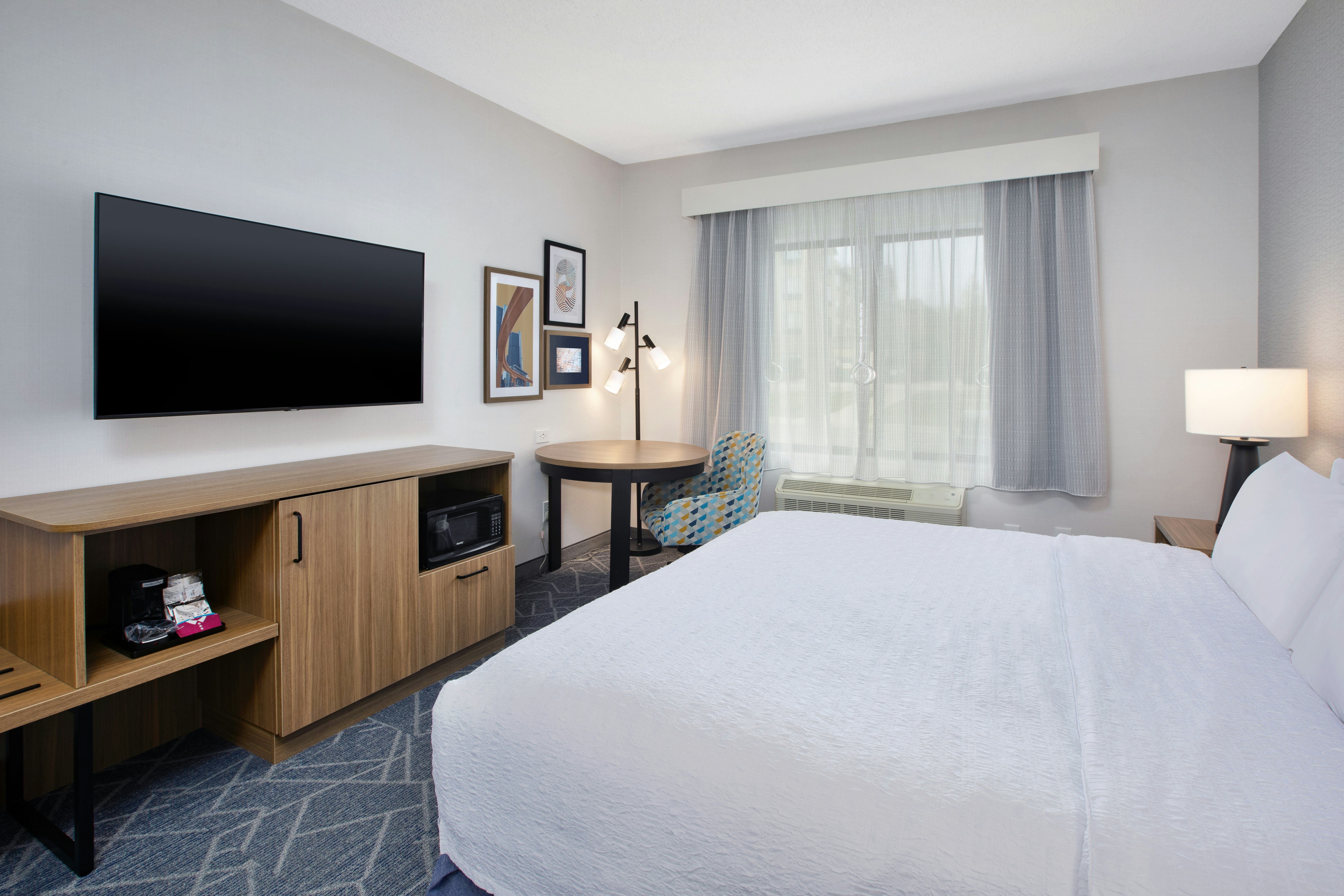 1 KING BED ACC TUB