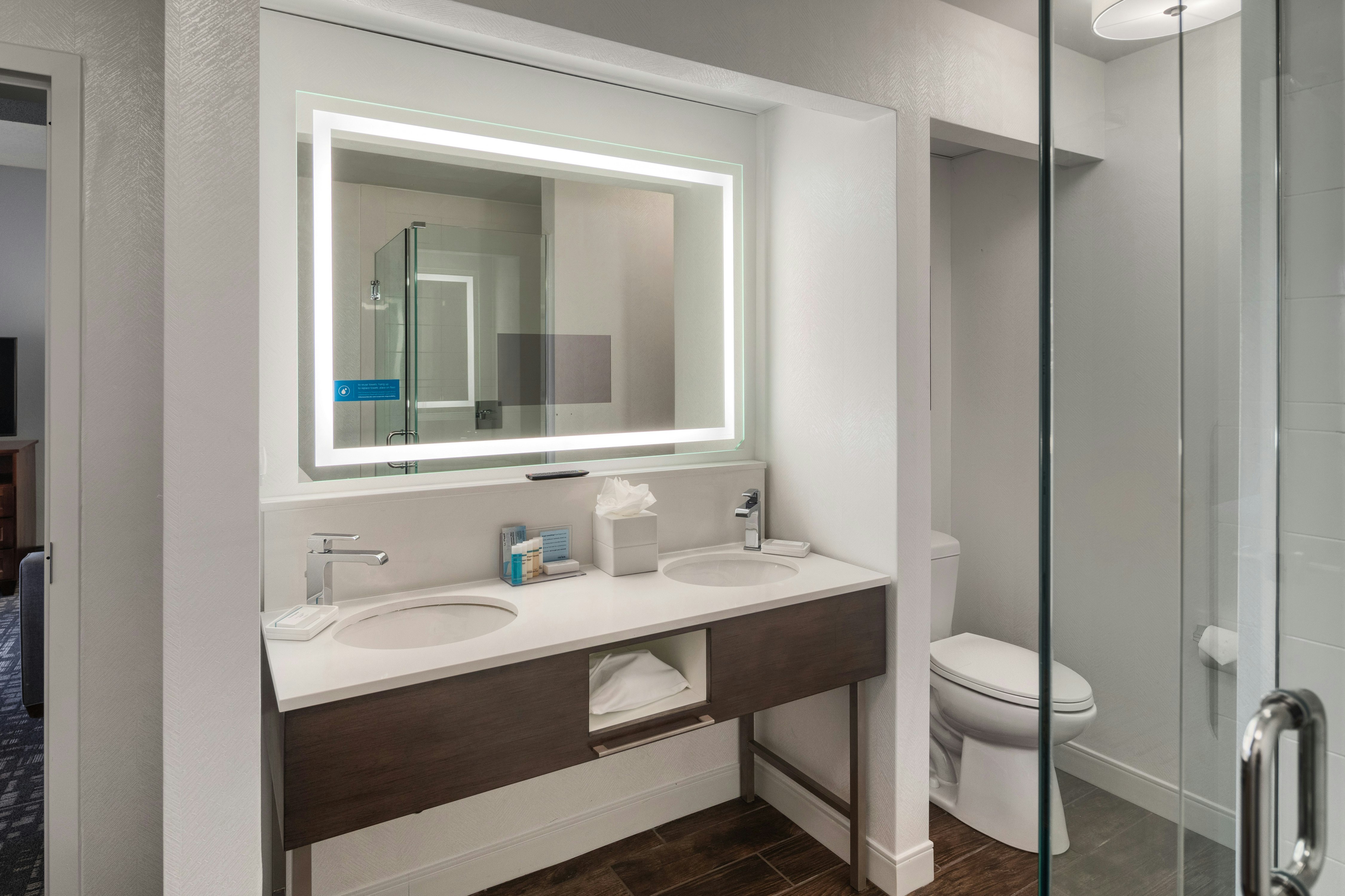 KNG LIVING W/ DINING SUITE