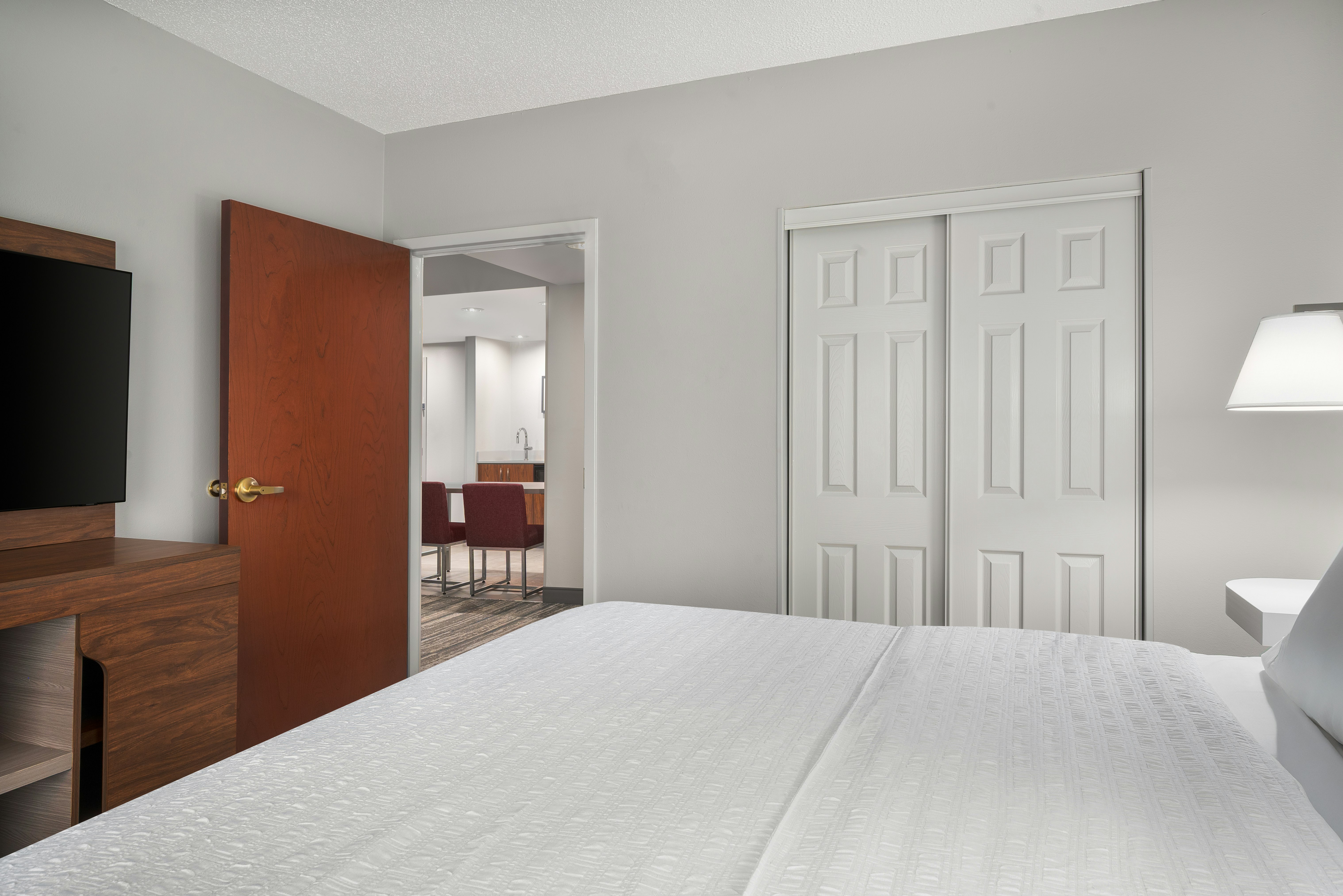 1 KING 1 BDRM STE NS
