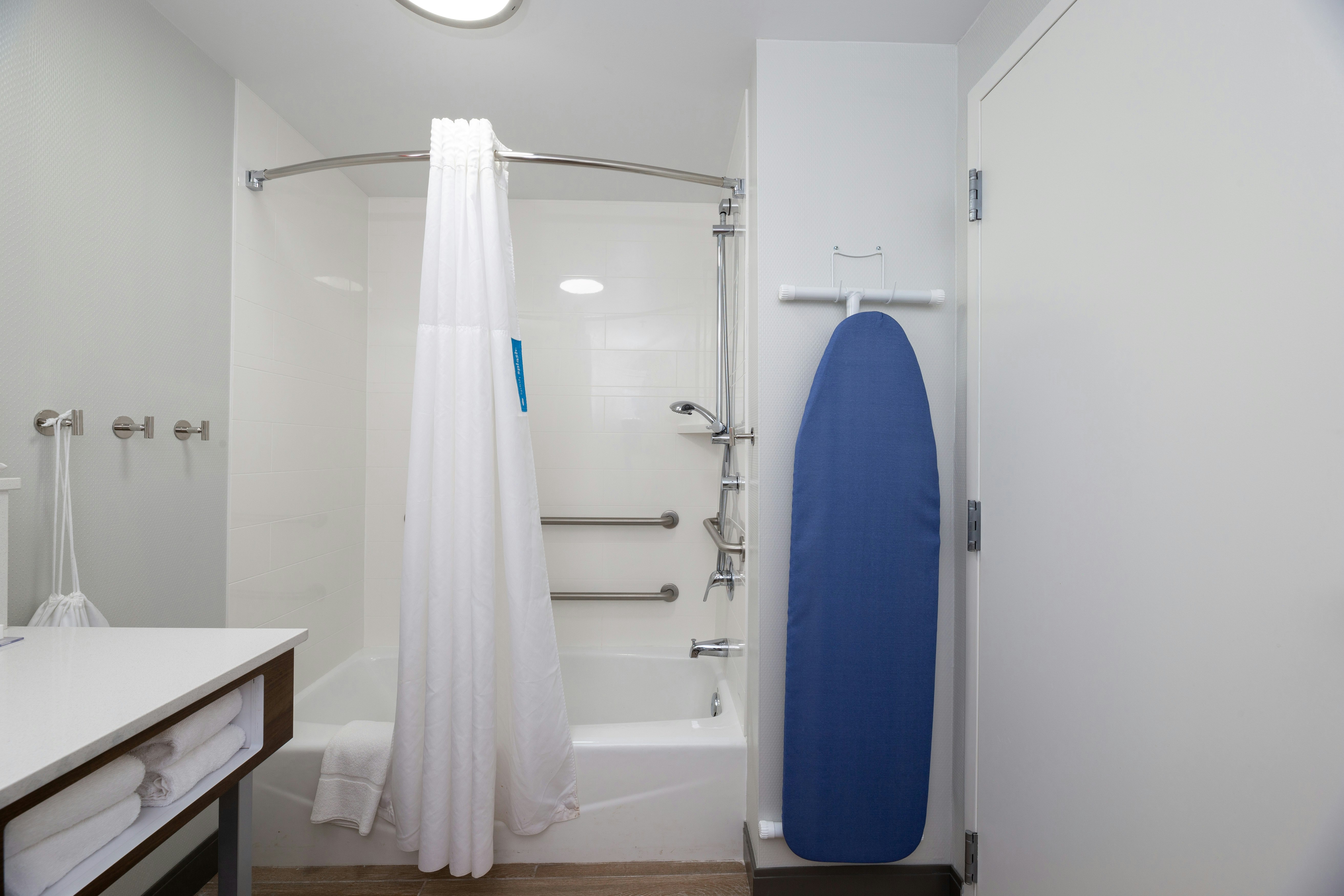 1 KNG ACCESSIBLE TUB NS
