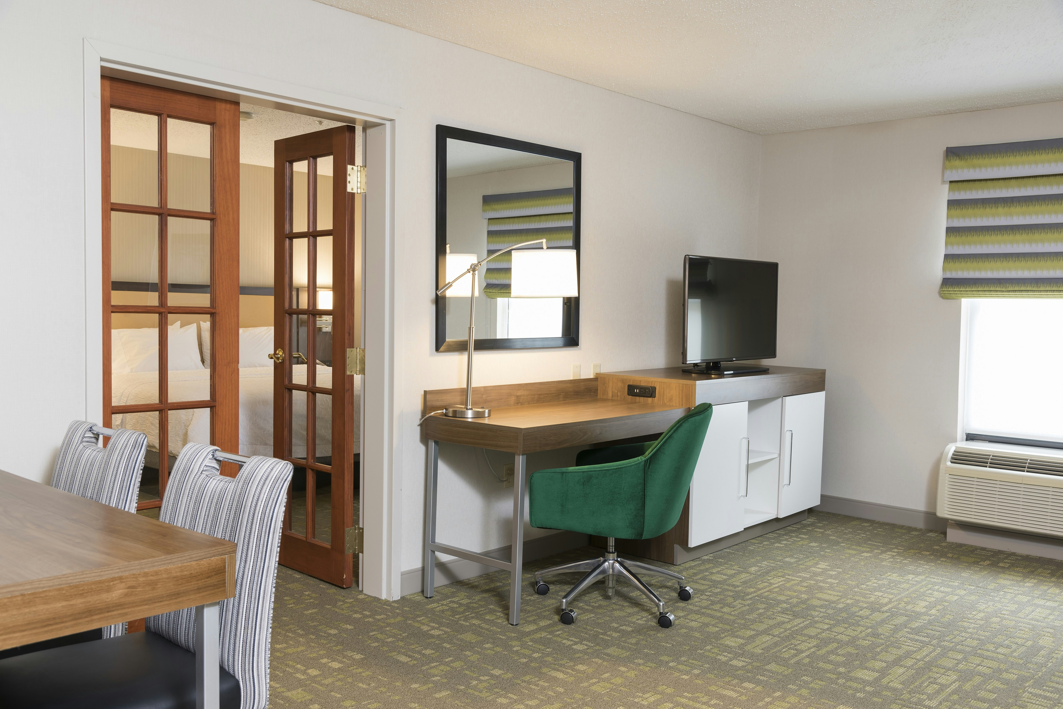 1 KING 1BDRM SUITE NONSMOK
