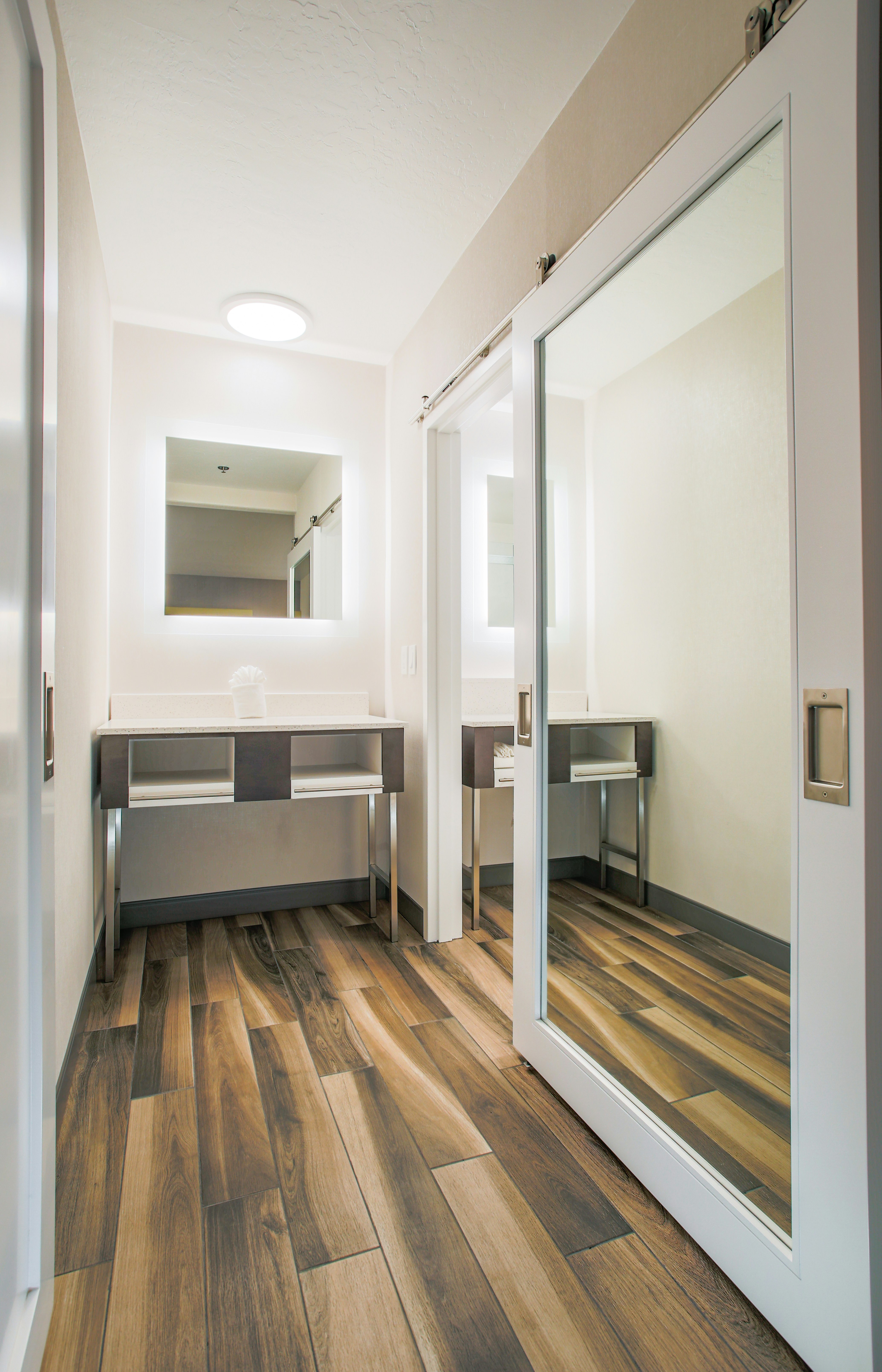 1 KING 1BDRM SUITE NONSMOK