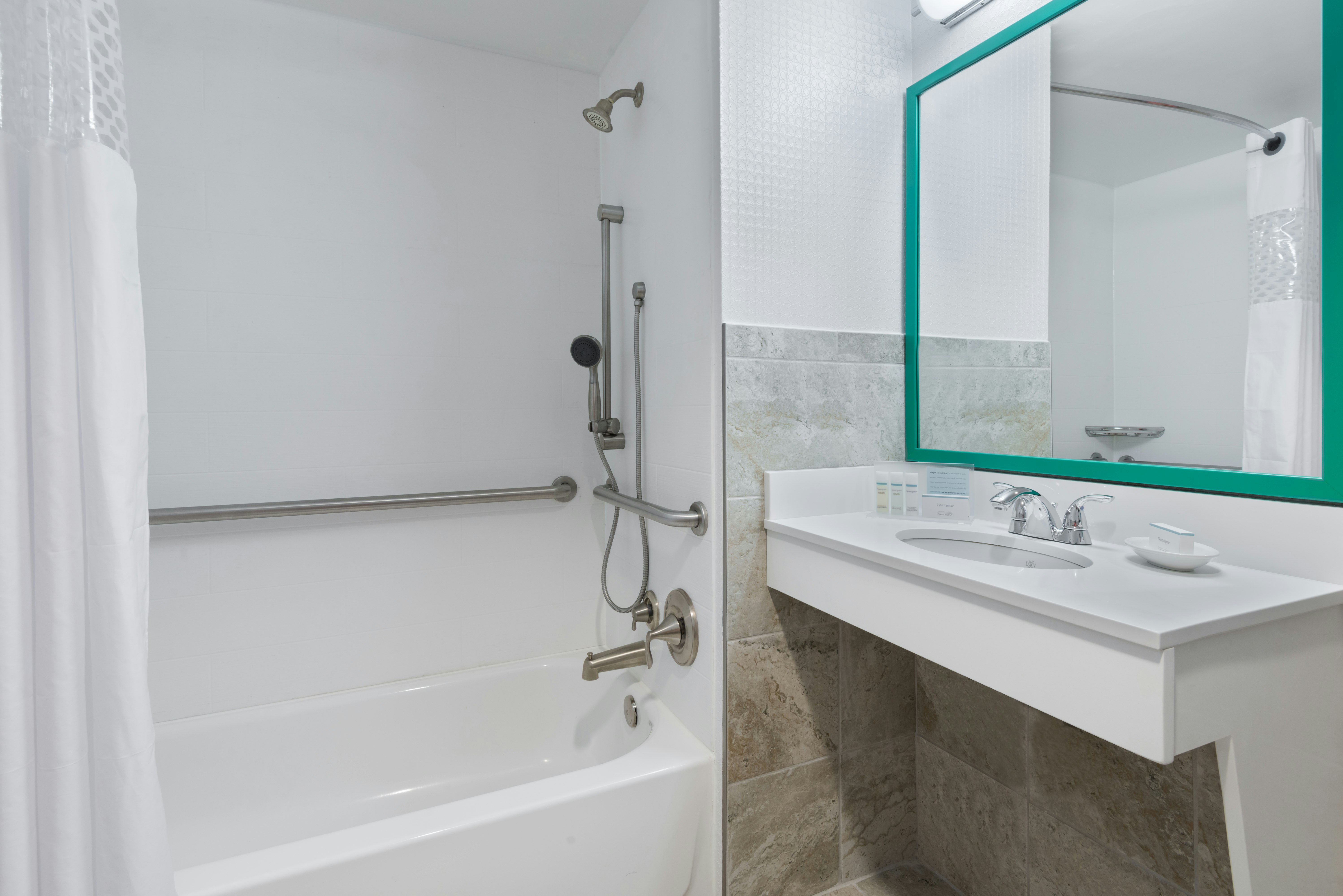 2 QNS ACCESSIBLE W/TUB NS