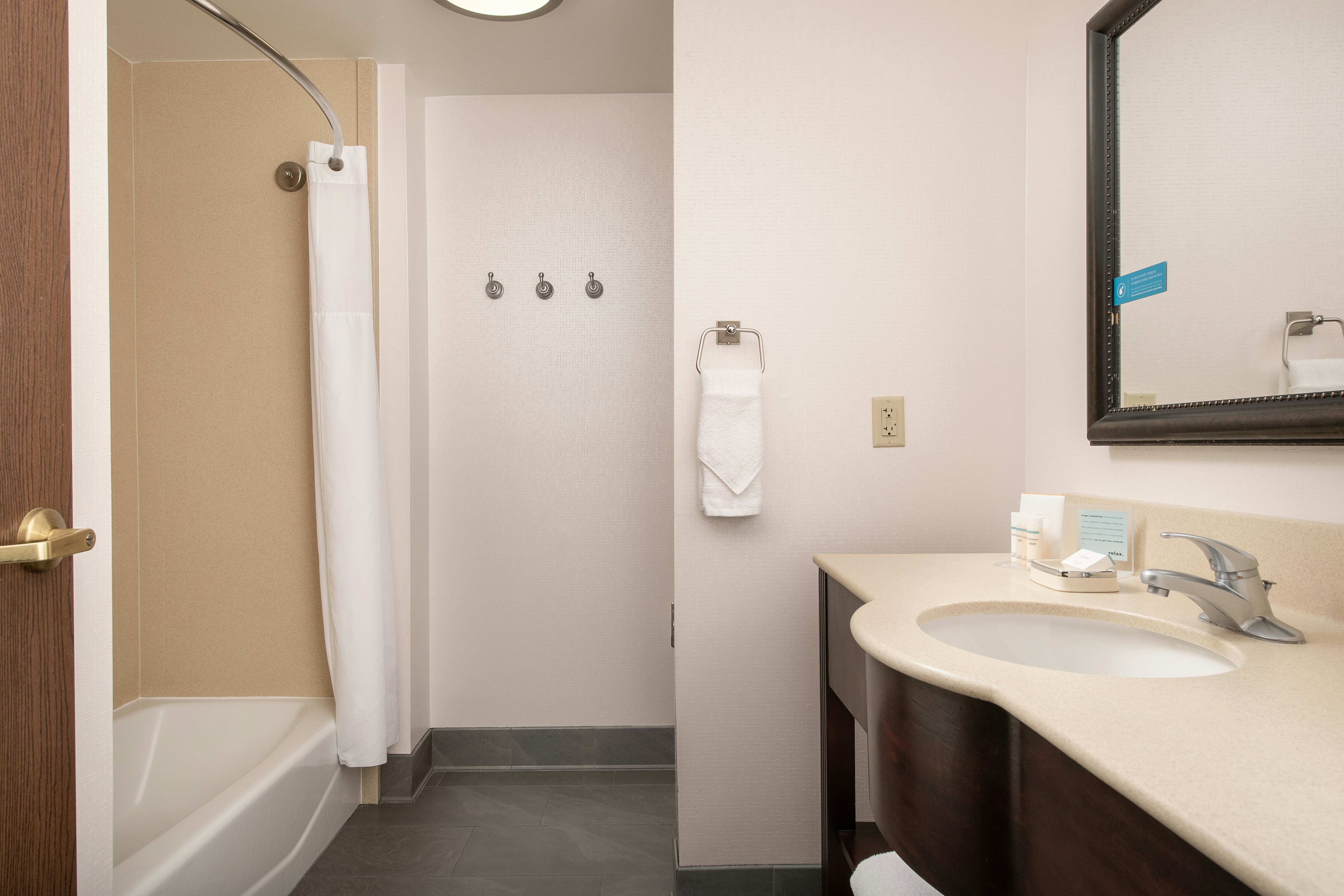2 QUEEN BEDS NEAR ELEVATOR