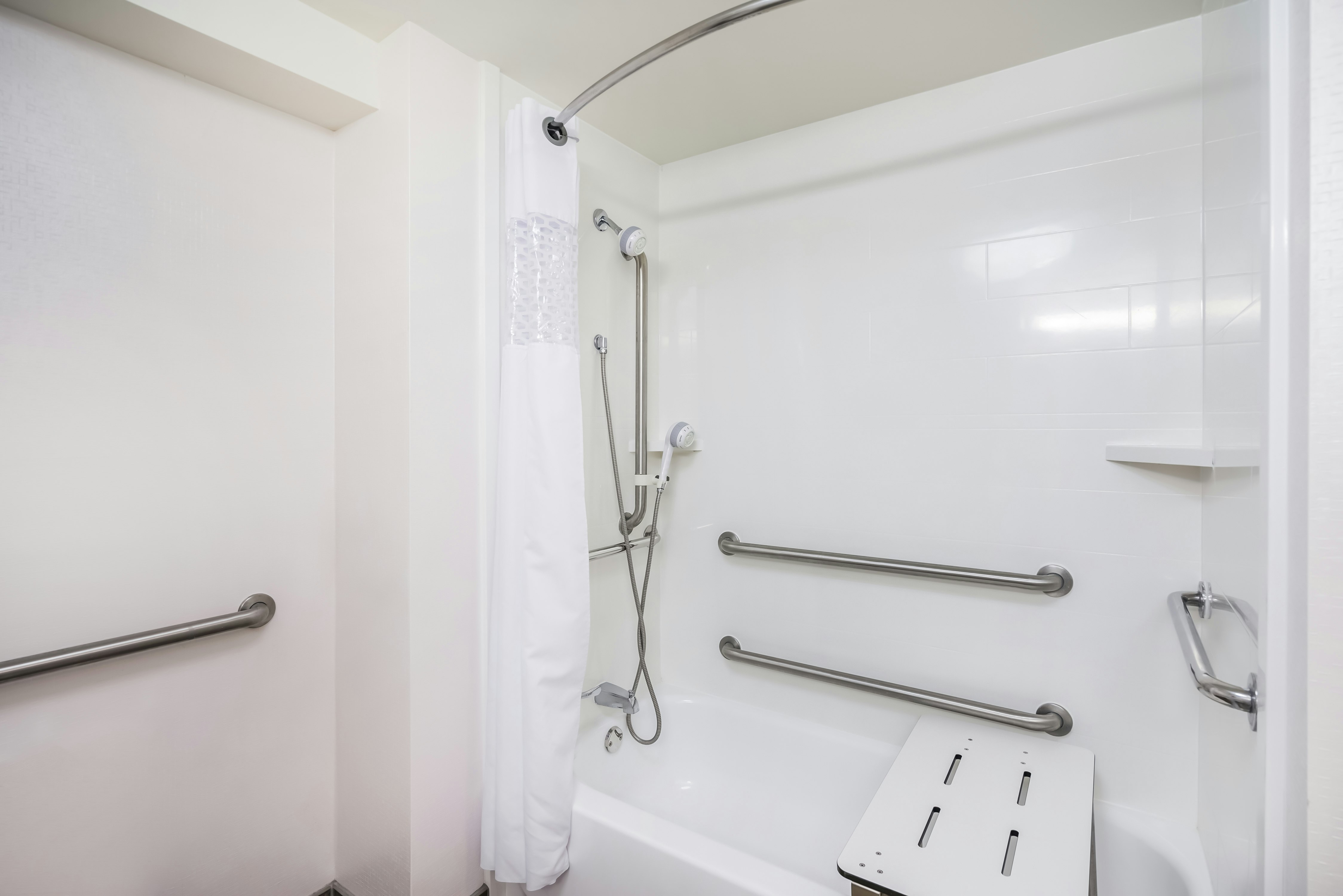 2 QNS ACCESSIBLE W/TUB NS