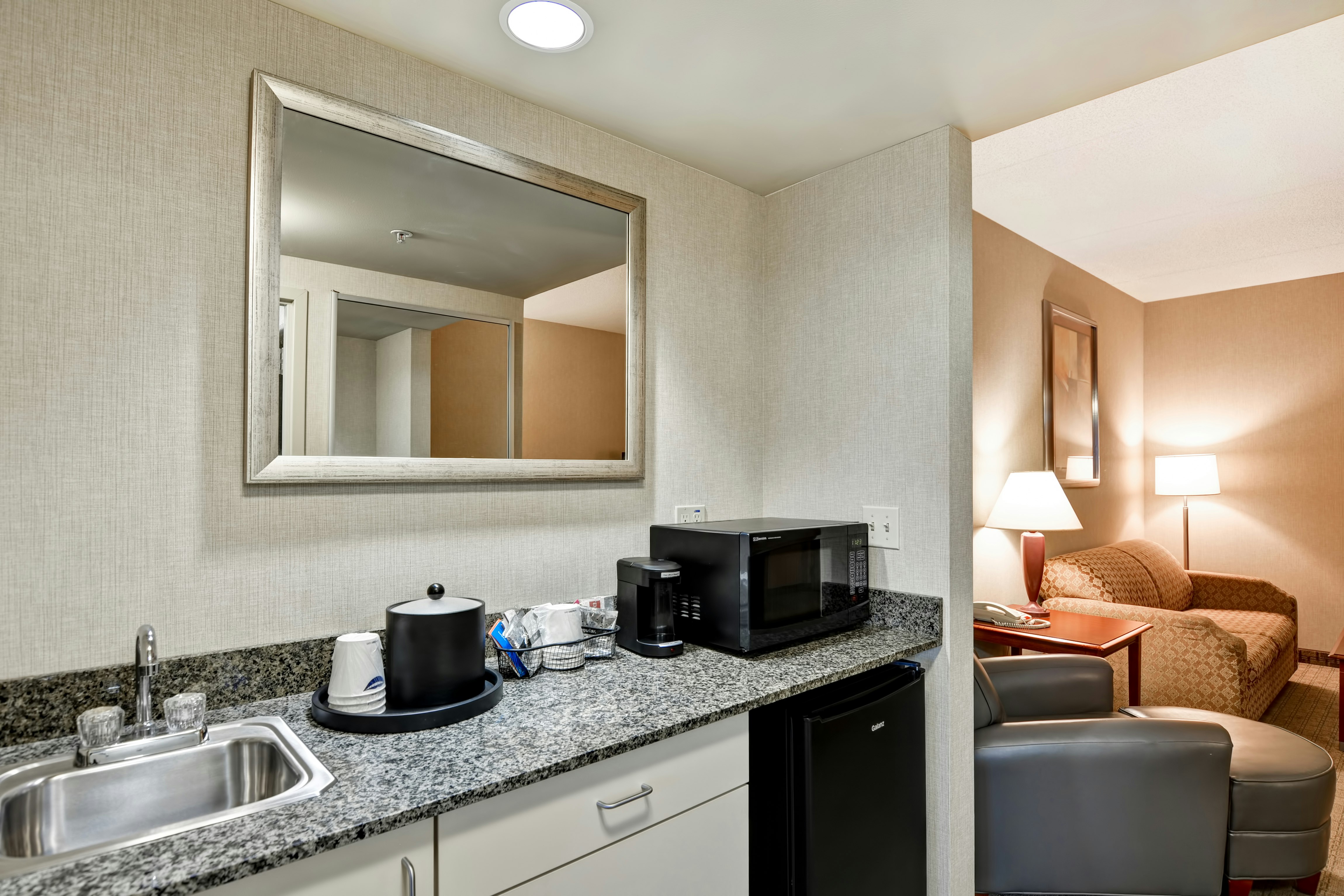 1 KING 1BDRM SUITE NONSMOK