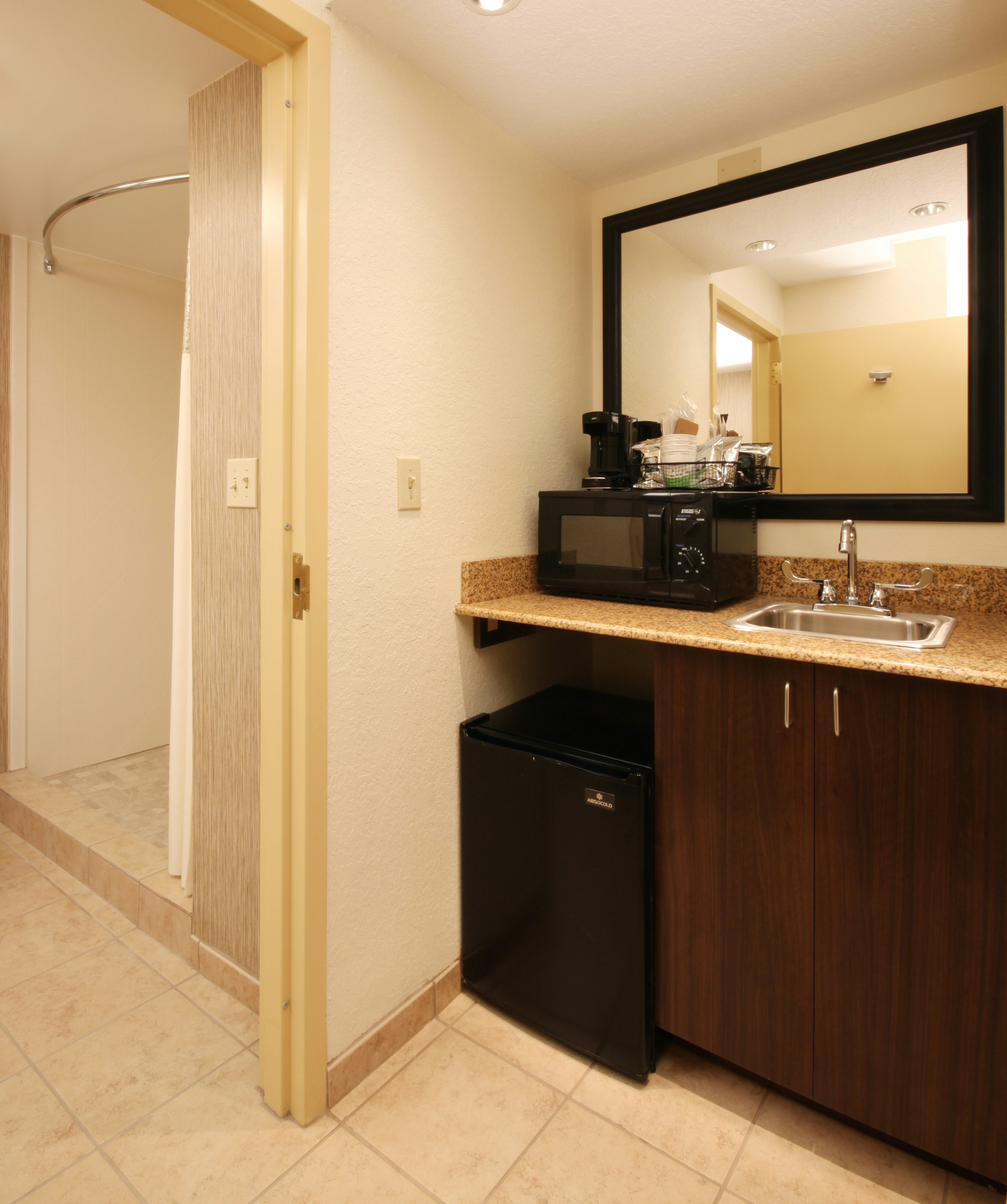 1 KING SUITE W/WHIRLPOOL