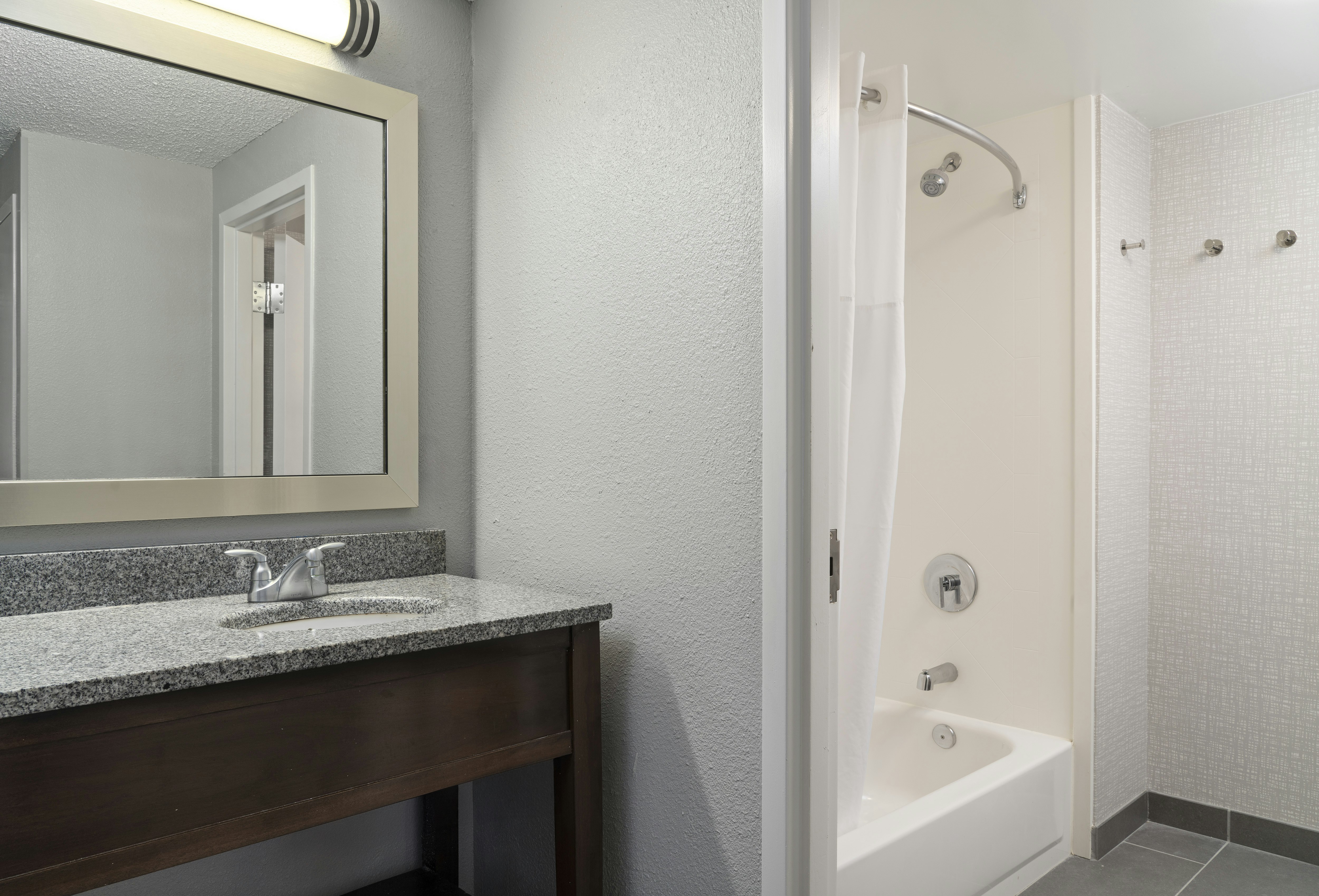 Hampton Inn & Suites Newport News-Airport (Oyster Point Area)