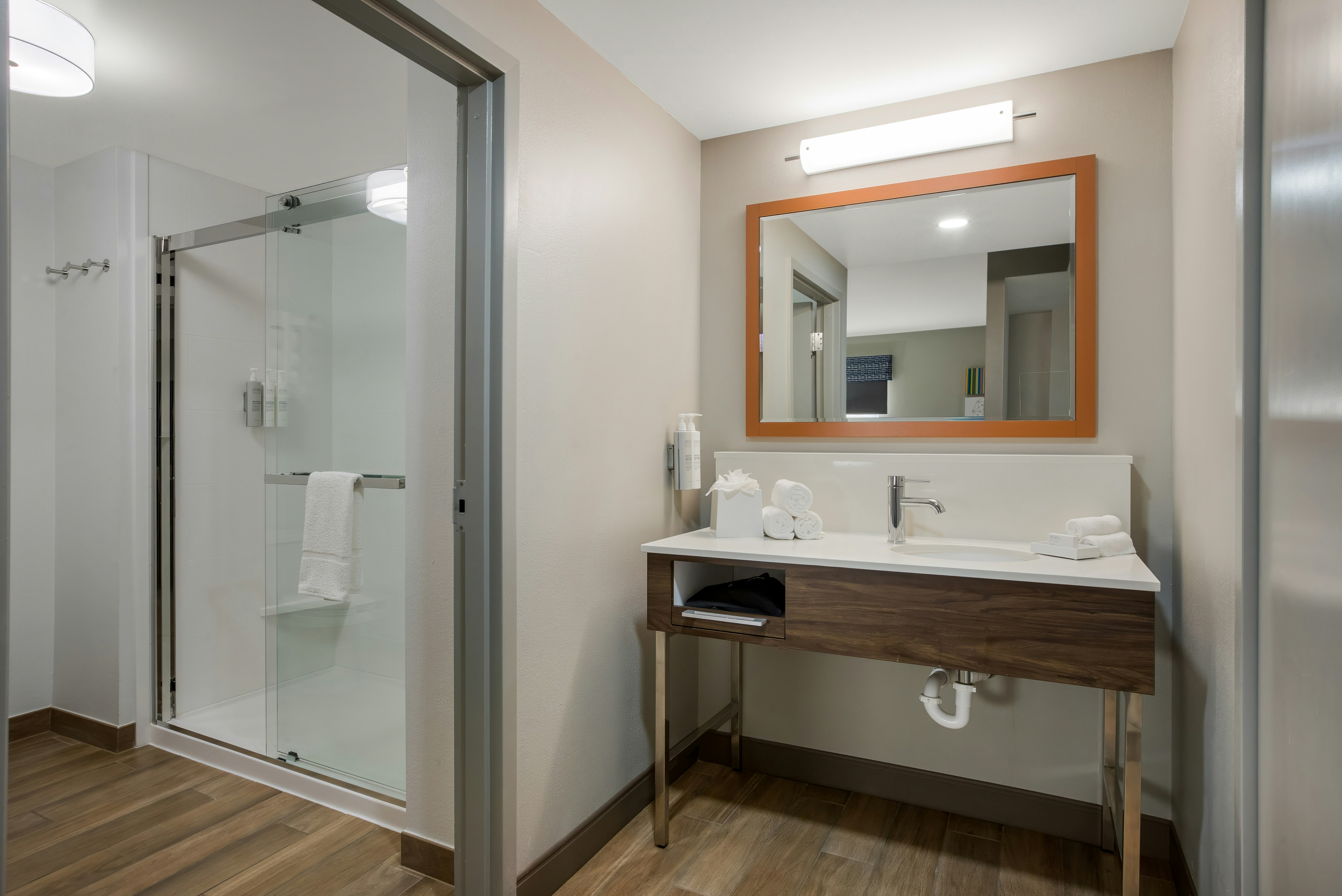 1 KING 1BDRM SUITE NONSMOK