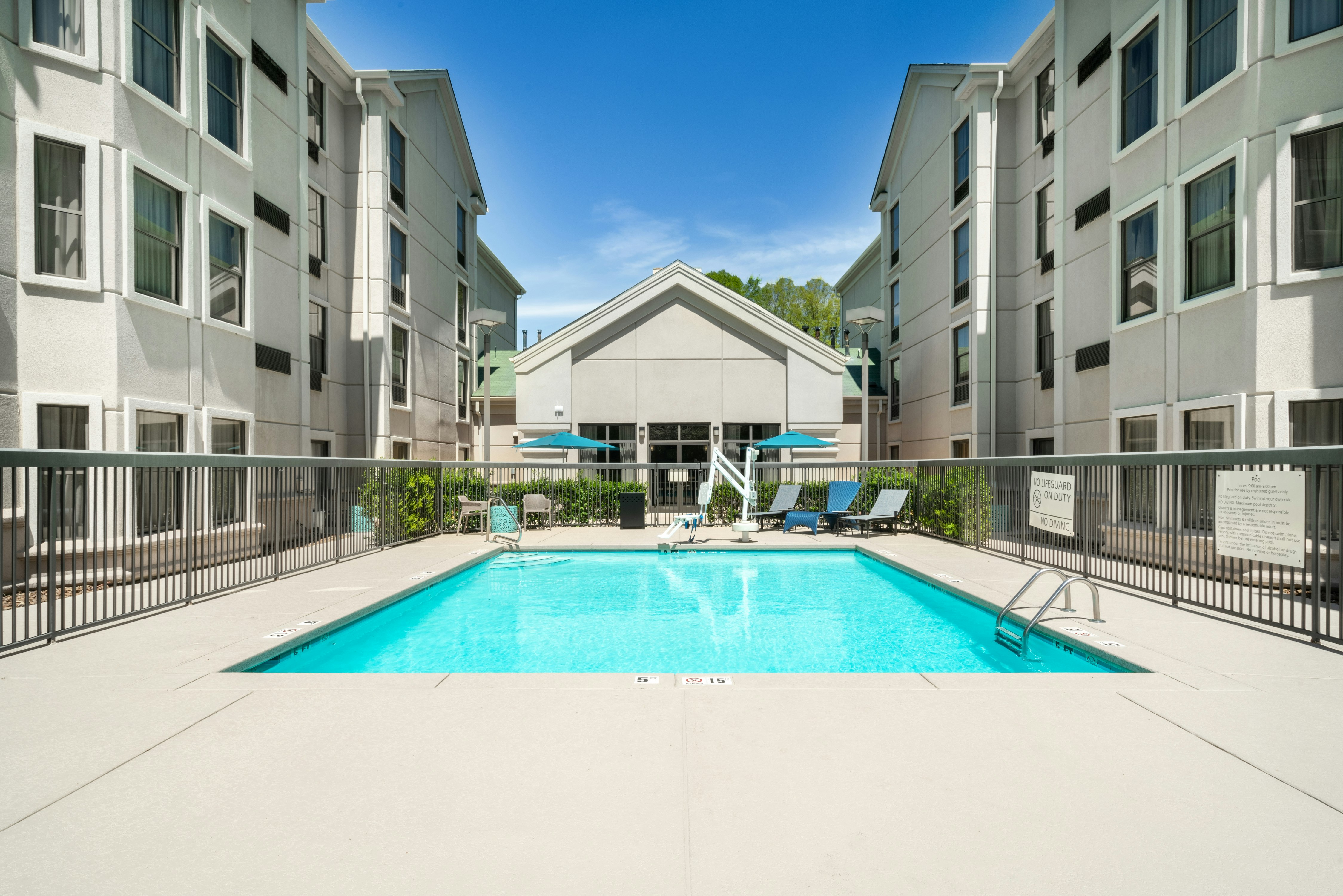 2 QUEEN BEDS POOL VIEW NS