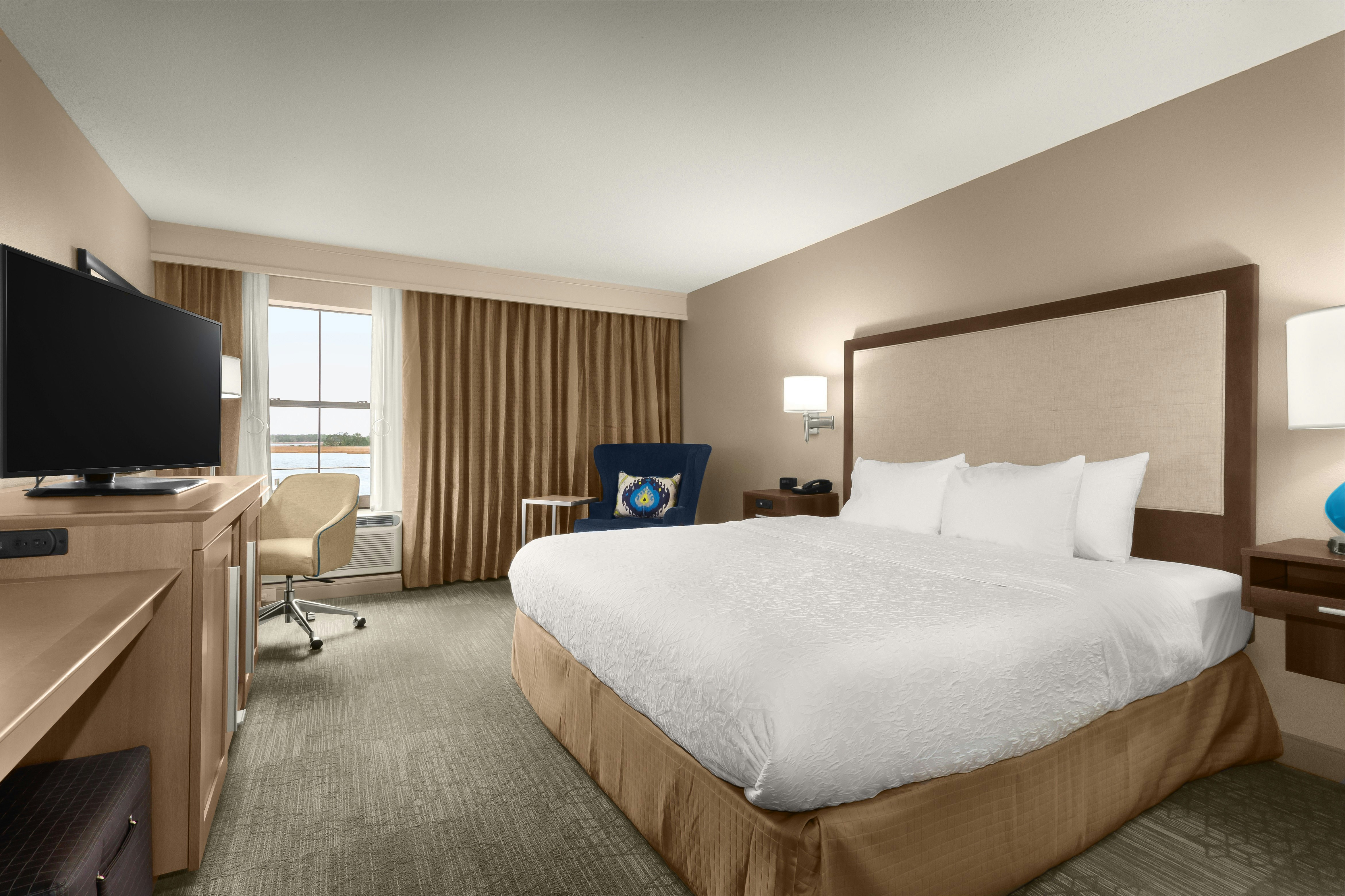 1 KING BED WATERVW NONSMOK