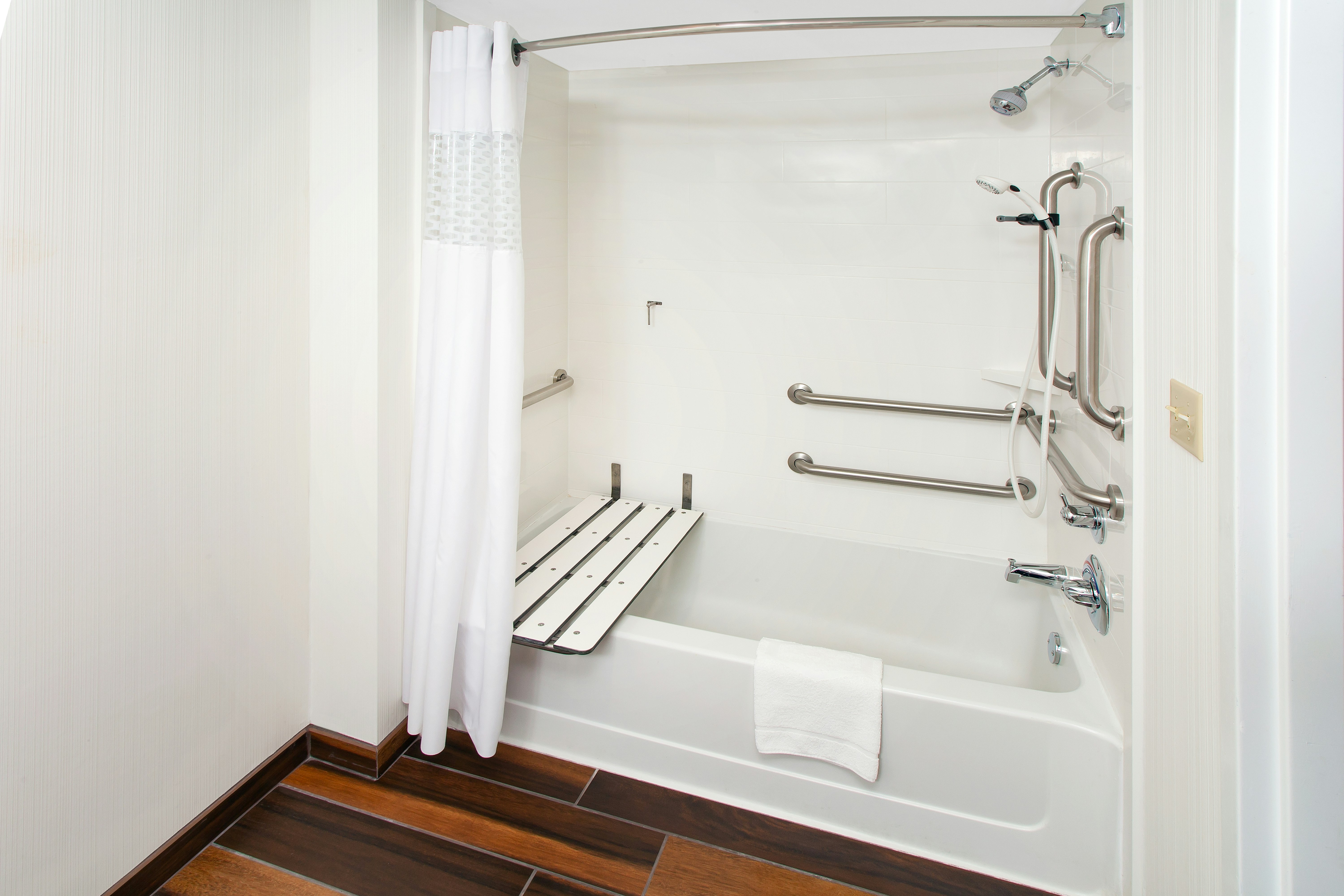 1 KNG ACCESSIBLE TUB NS