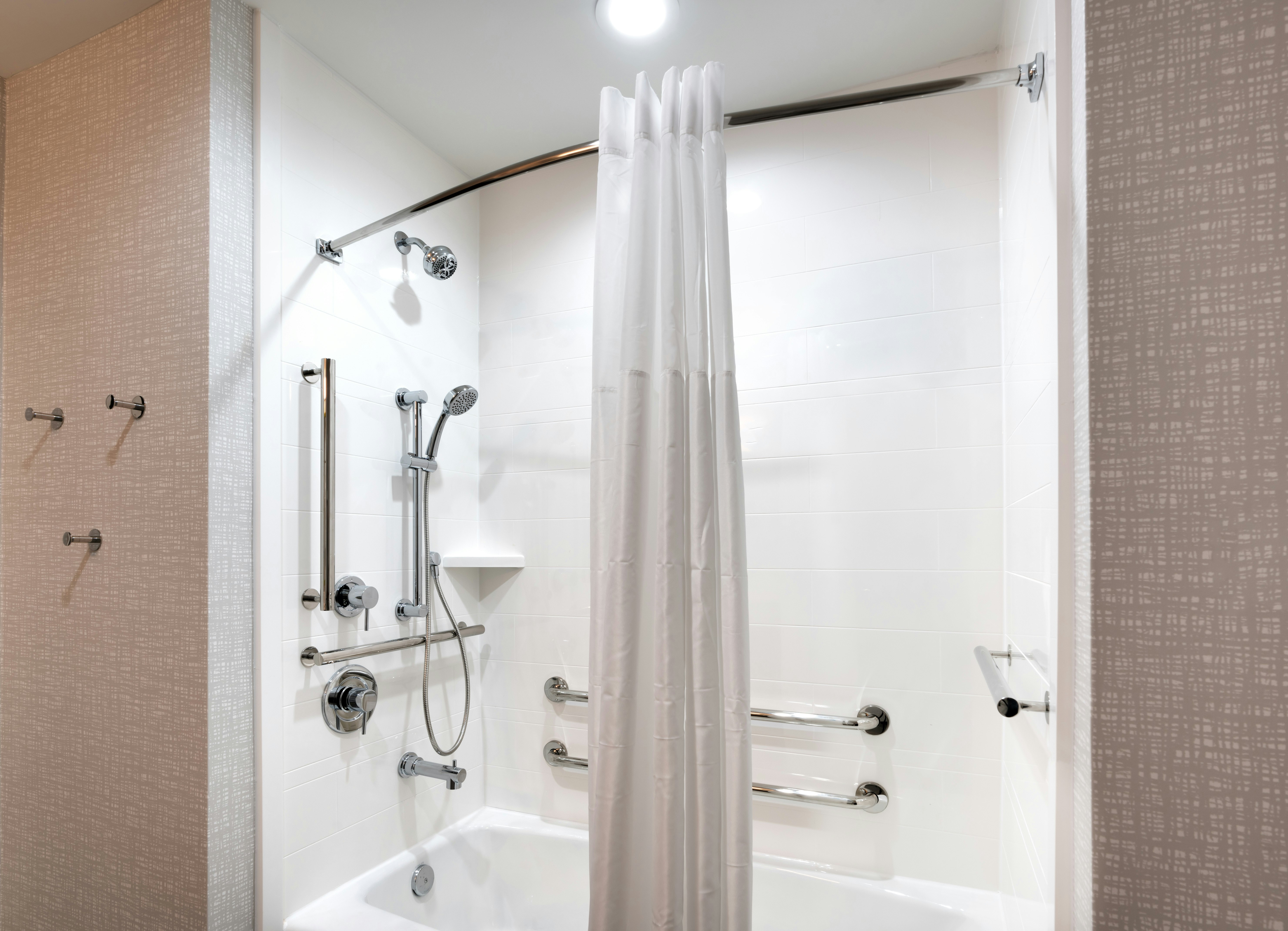 1 KNG ACCESSIBLE TUB