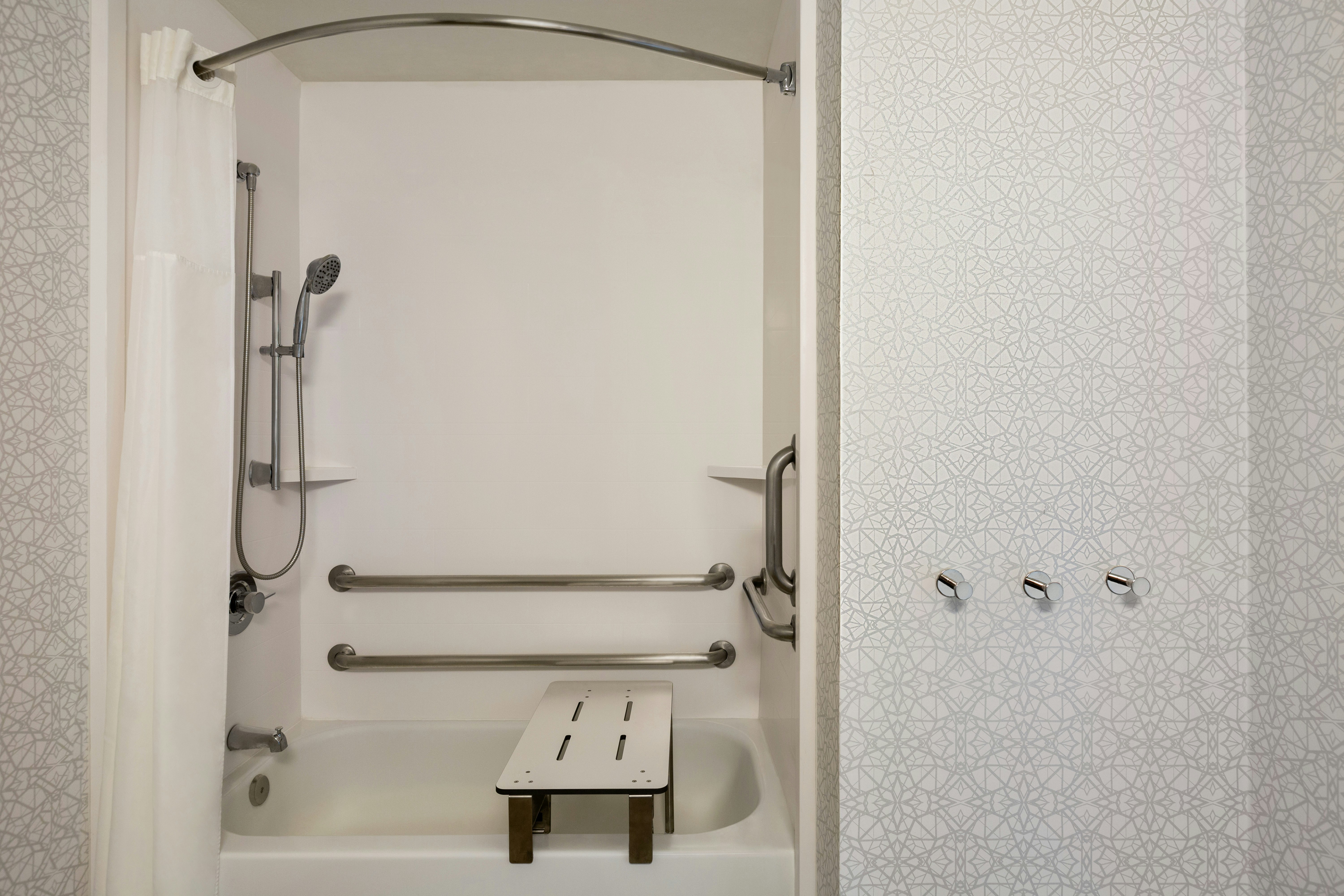 1 KNG ACCESSIBLE TUB NS