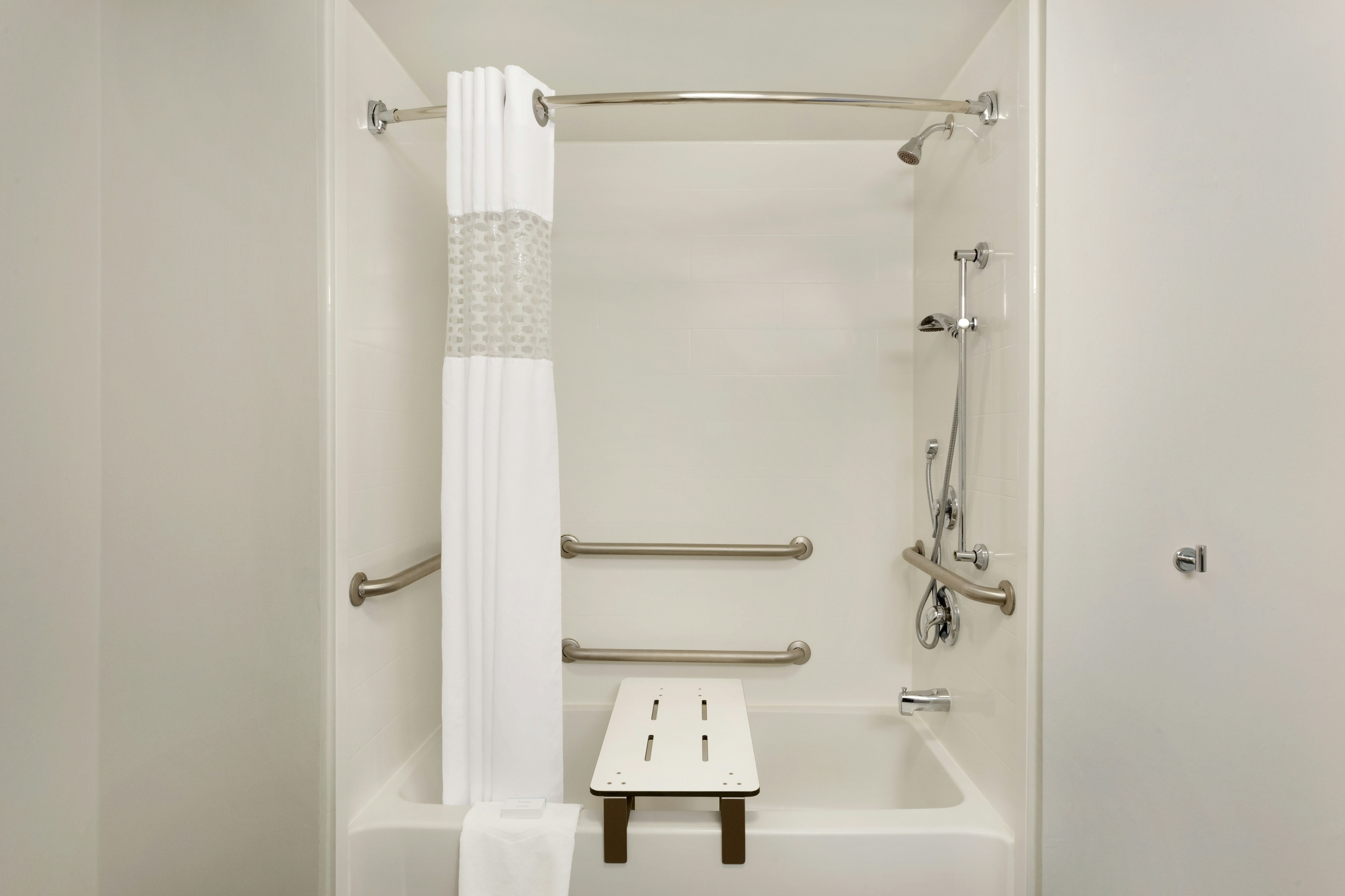 2 QNS ACCESSIBLE W/TUB NS