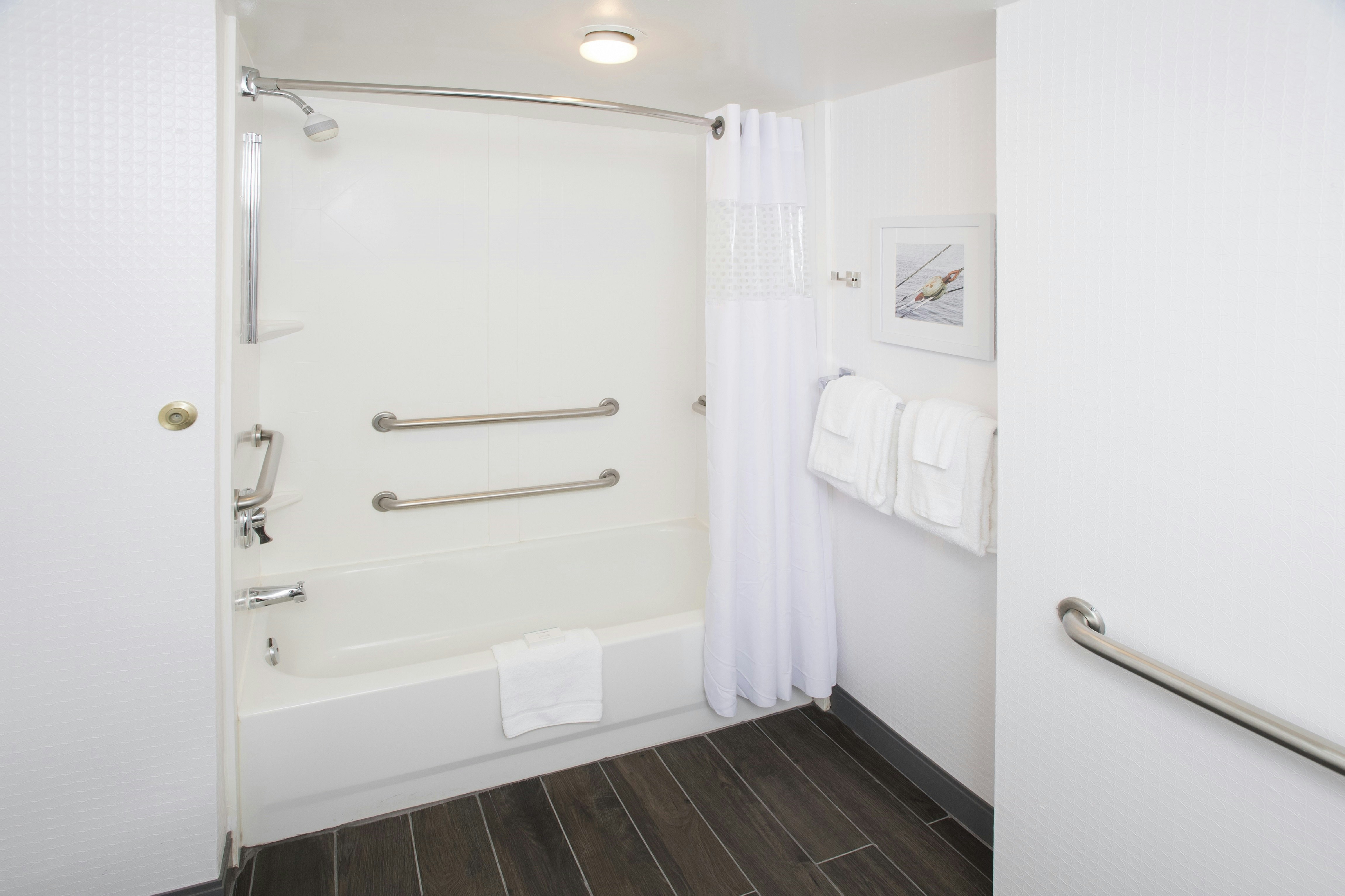 1 KING ACCESSIBLE W/TUB NS