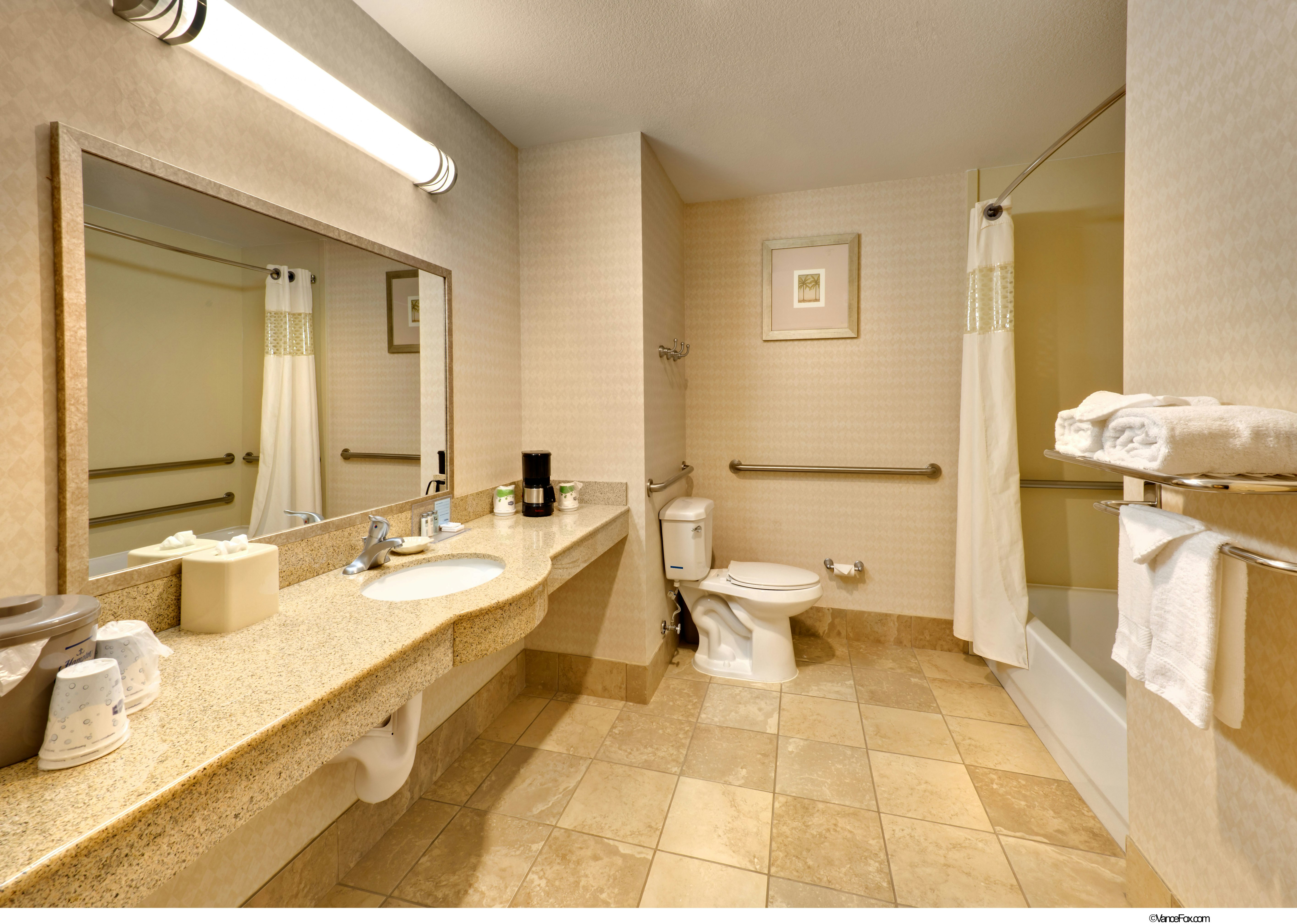 1 KNG ACCESSIBLE TUB NS