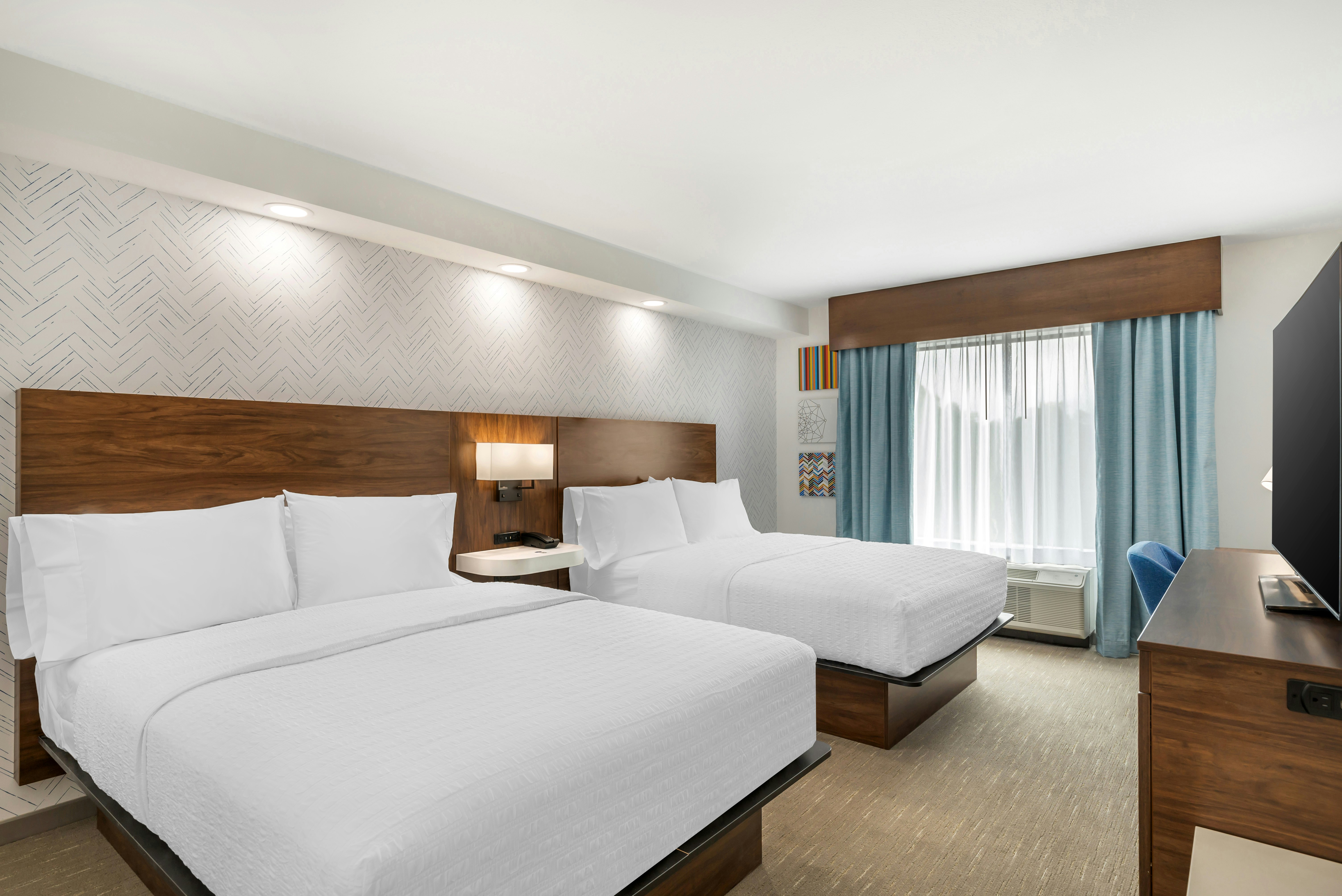 2 QUEEN BEDS NS W SHOWER