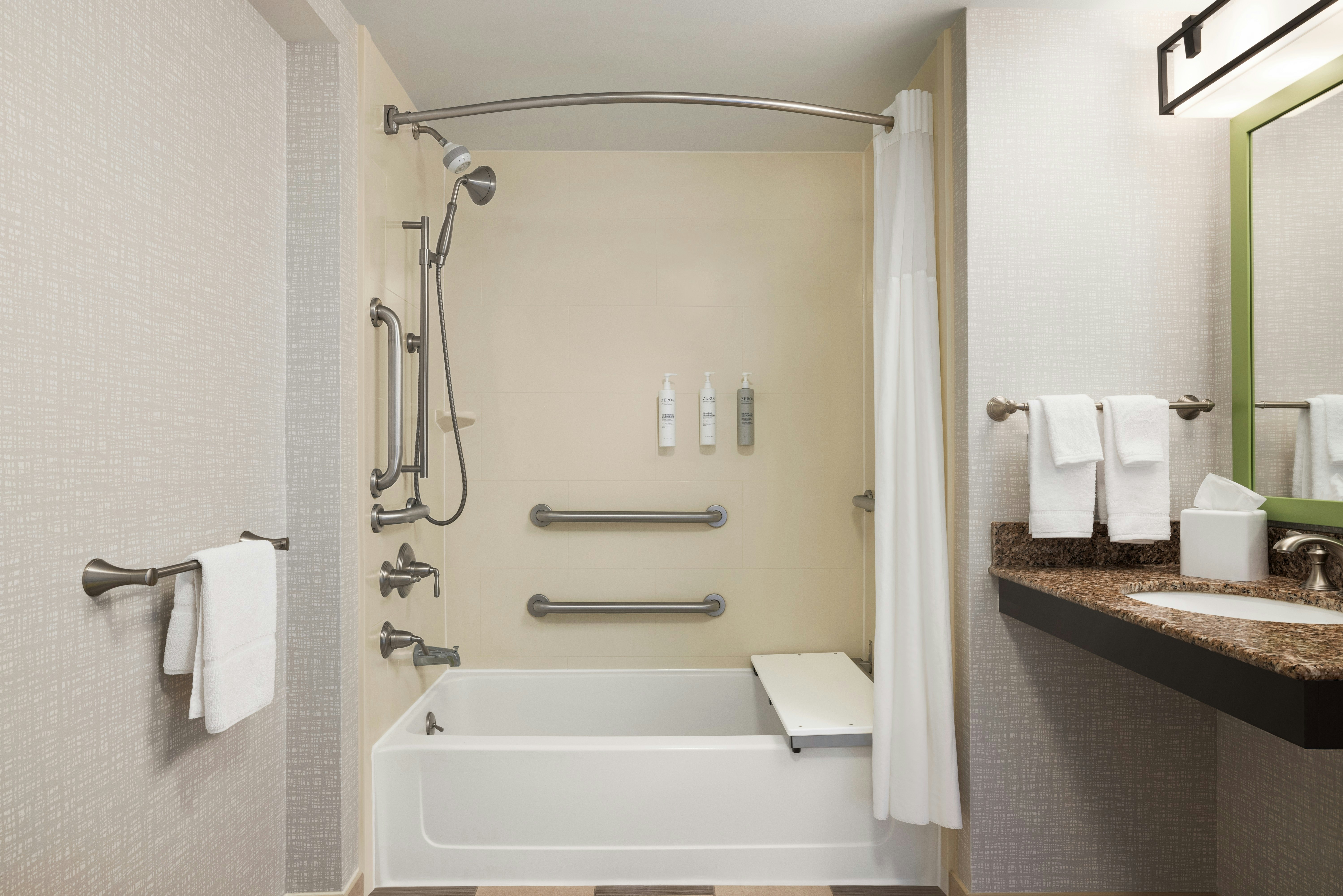 2 QNS ACCESSIBLE W/TUB NS