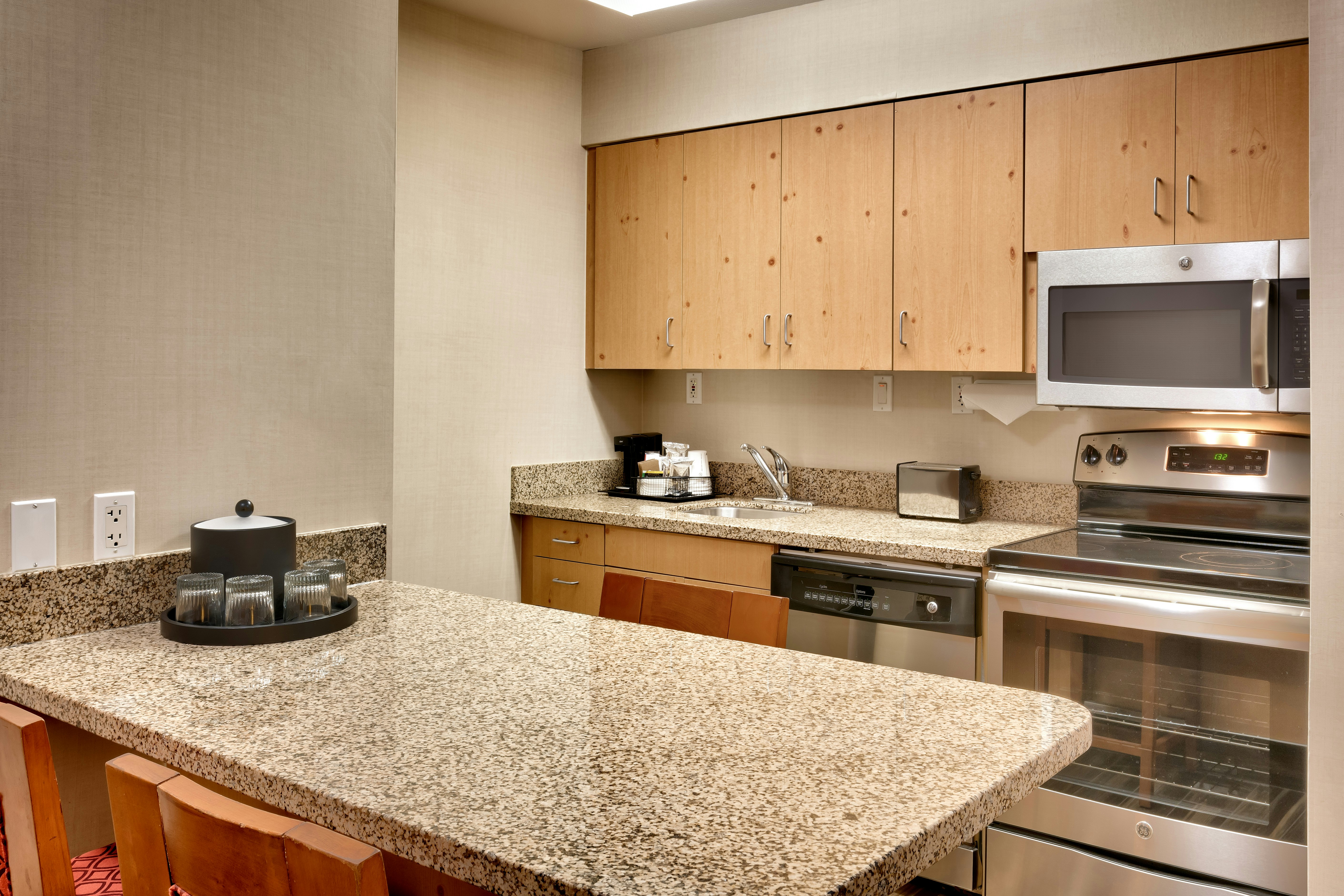 1 KING STE KITCHEN NONSMOK
