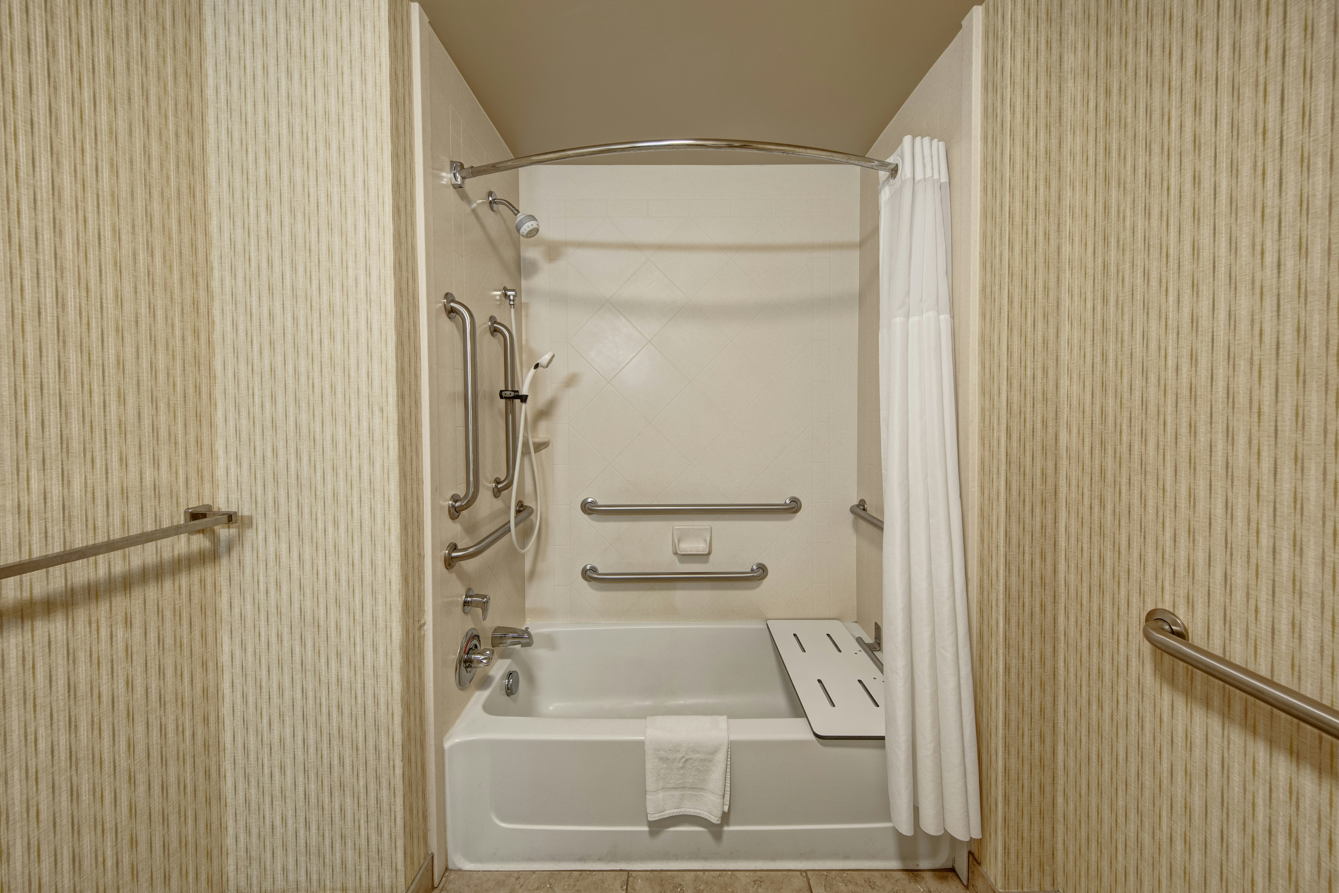 2 QNS ACCESSIBLE W/TUB NS