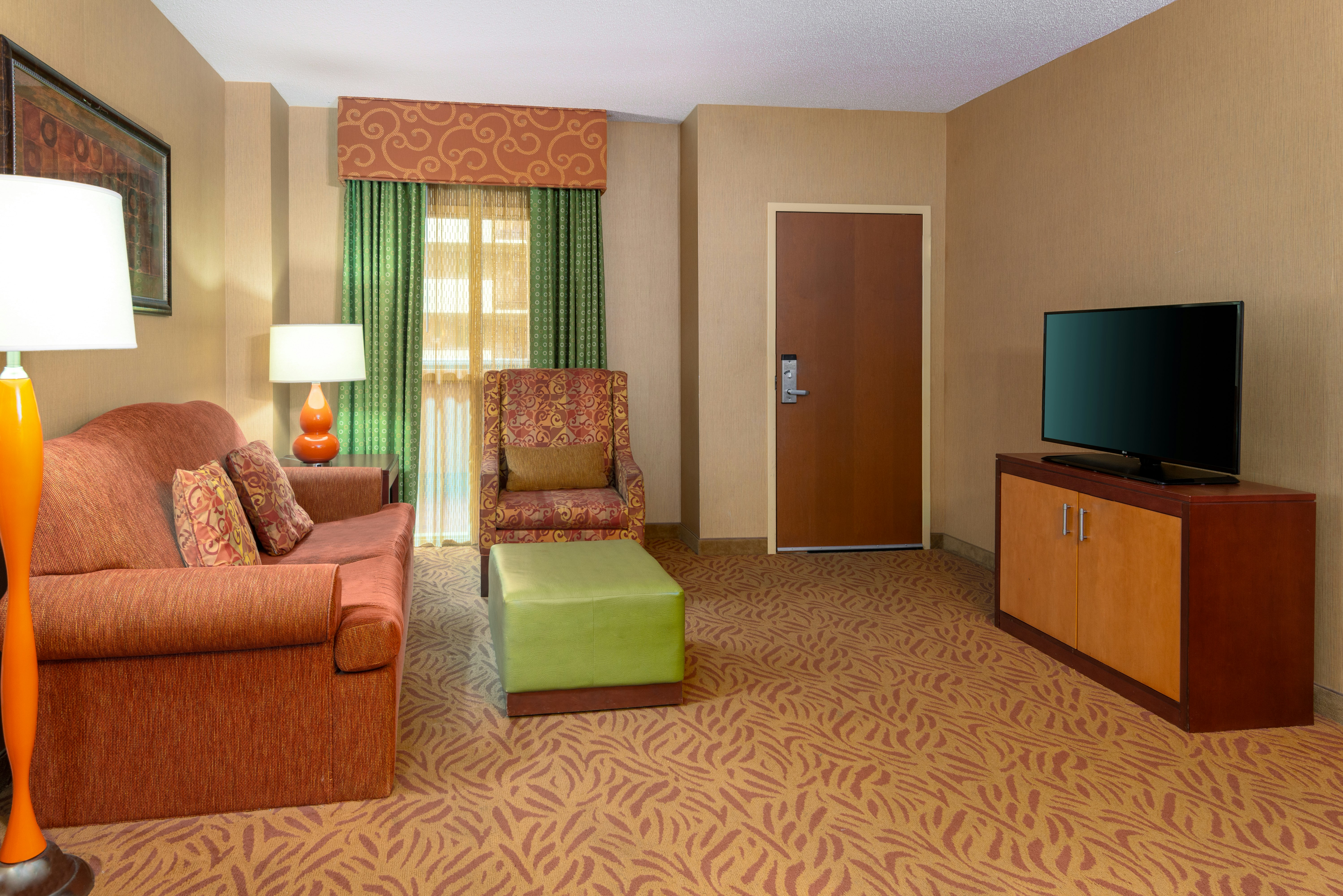 1 KING CONFERENCE SUITE NS