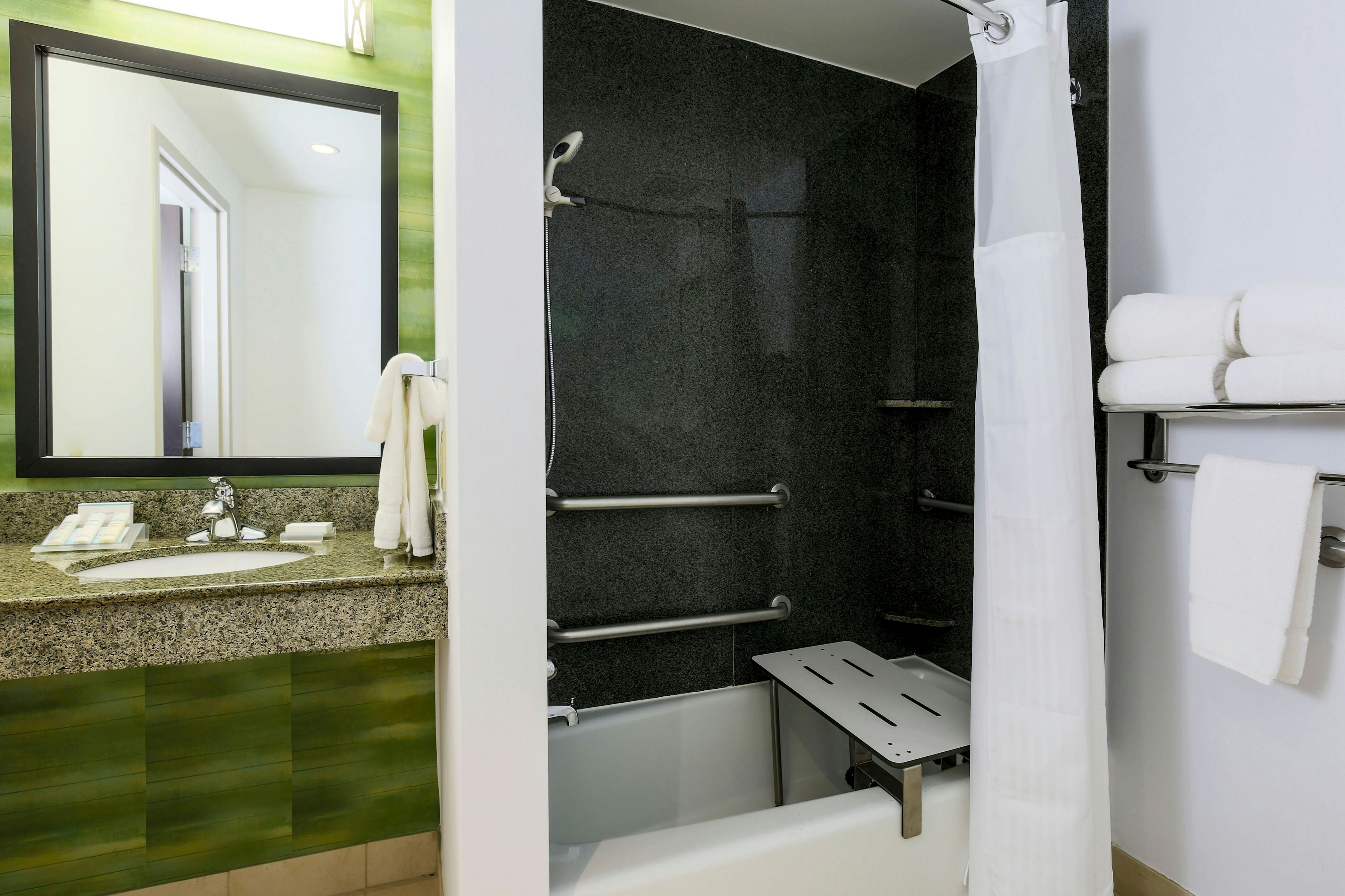 1 KING ACC RM W/BATHTUB