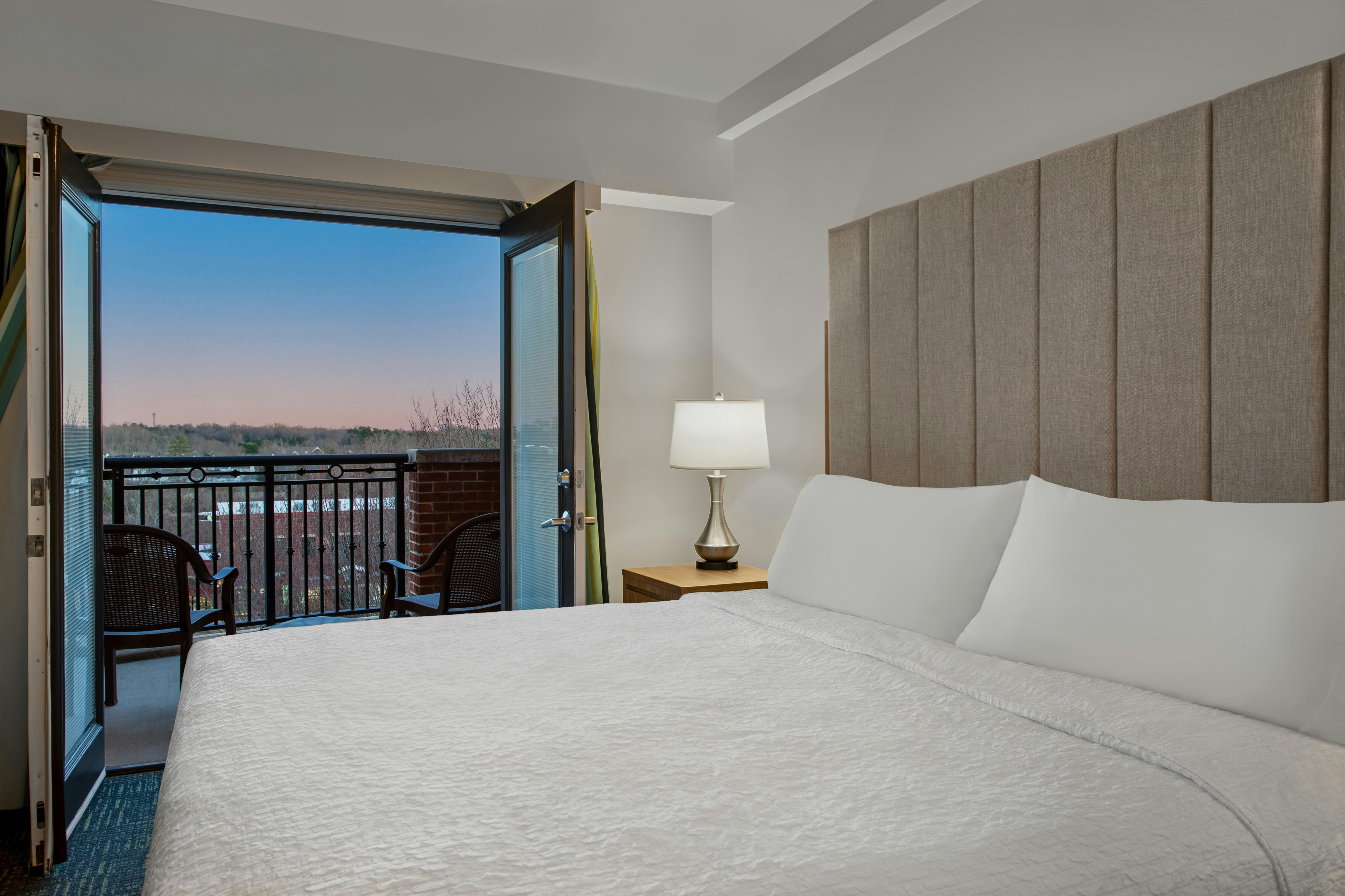 1BDRM 1KG BALCONY SUITE