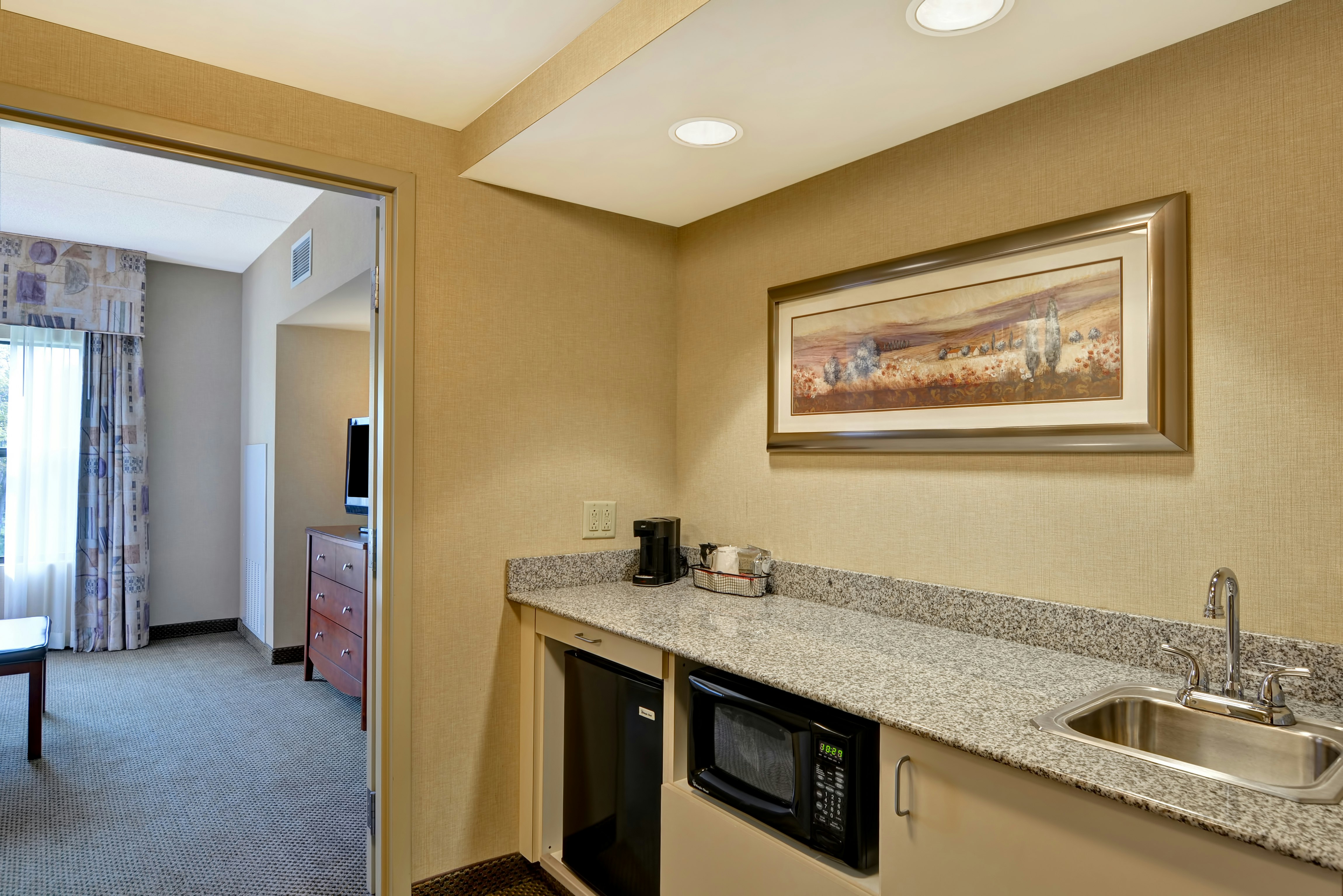 1 KING 1BDRM SUITE NONSMOK