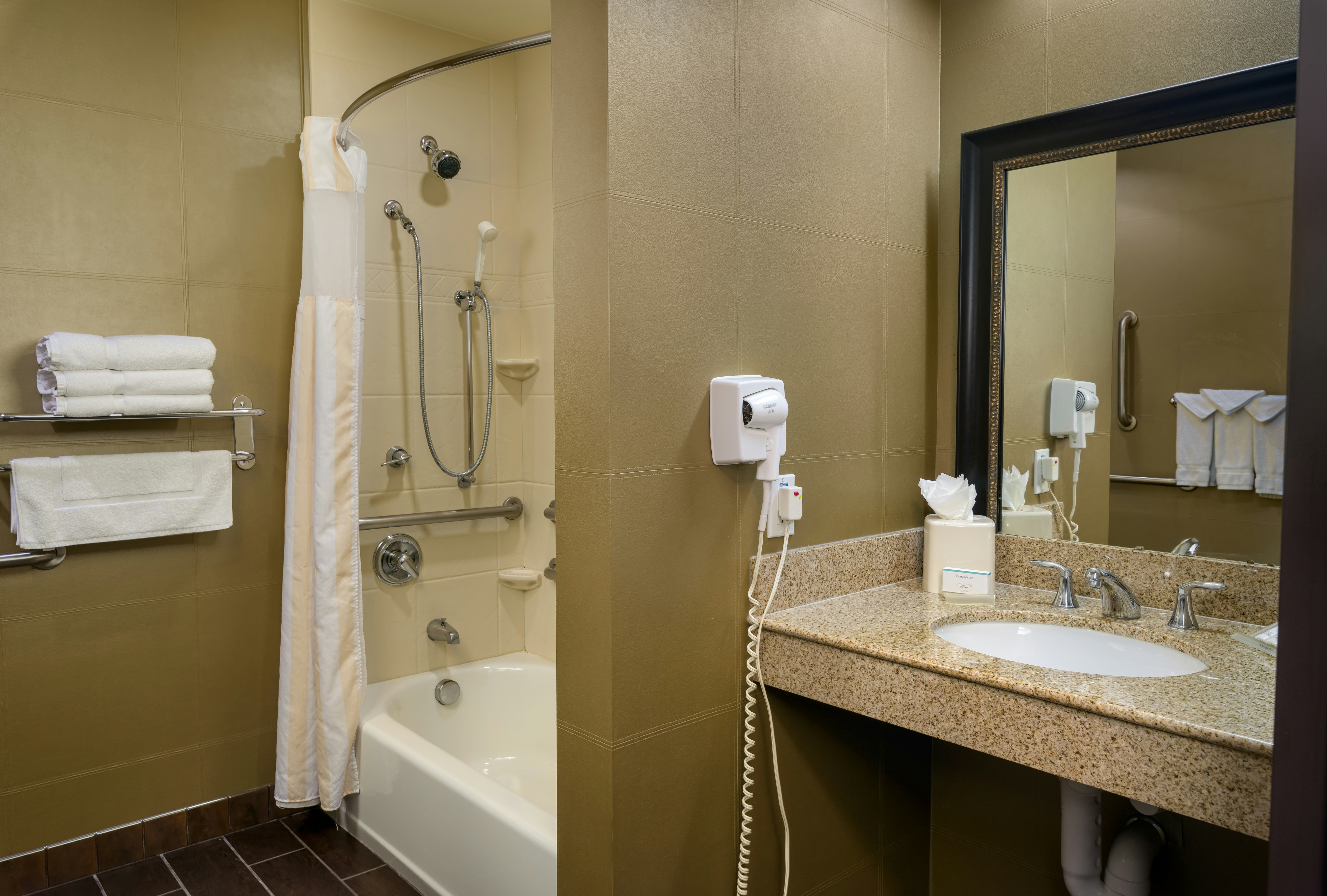 1 KING ACC RM W/BATHTUB