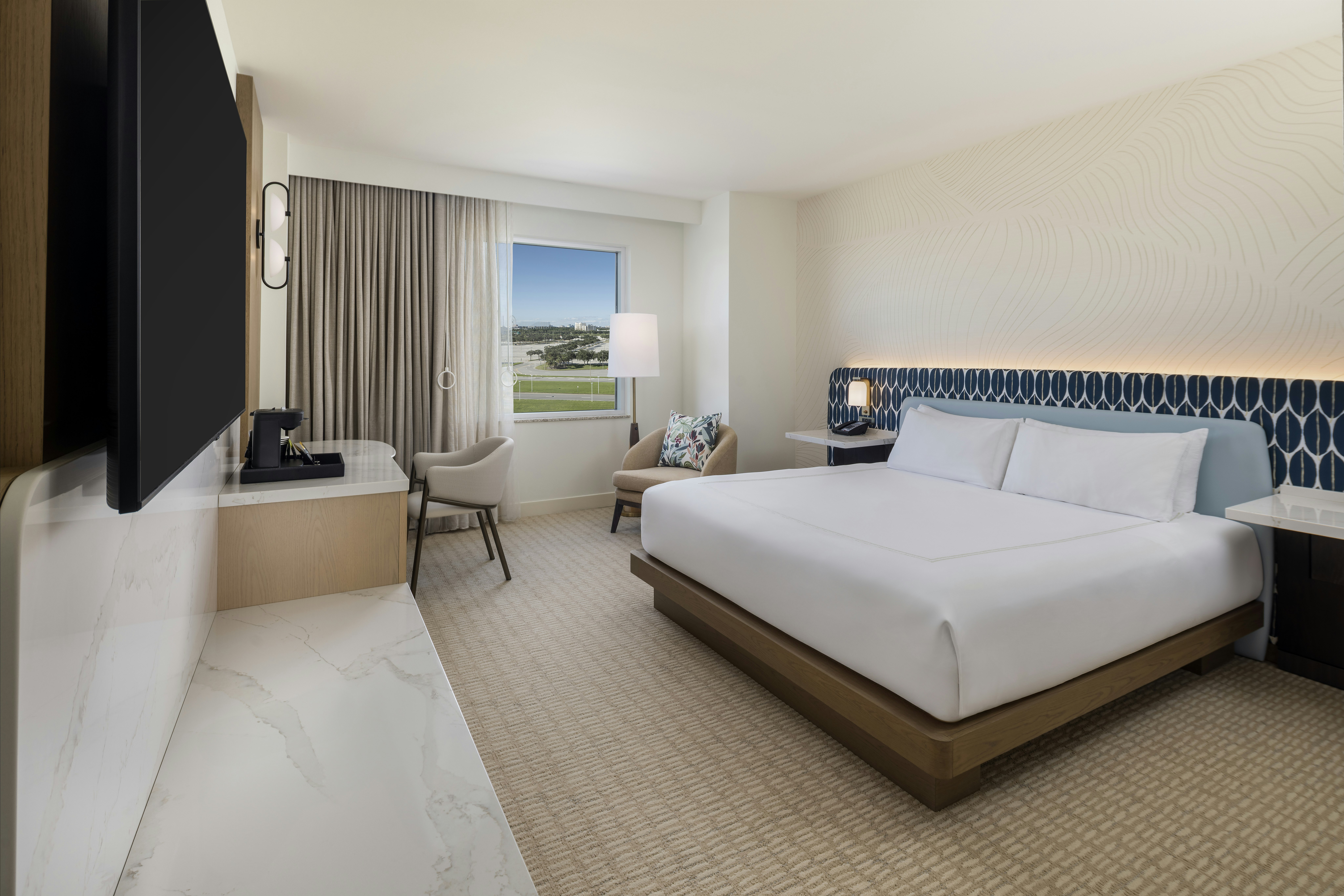 1 KING BED ACC RI SHOWER