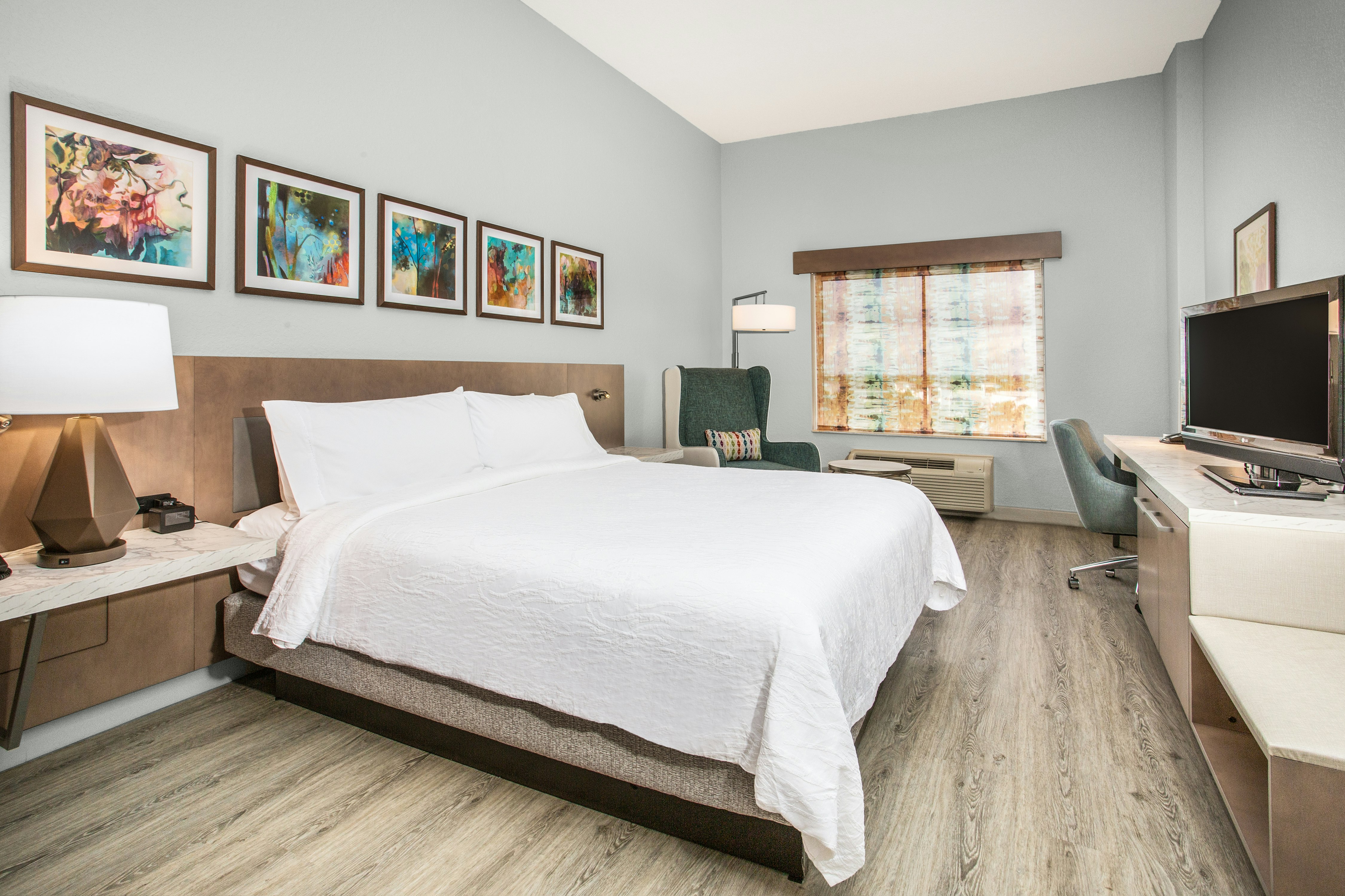 1 KING BED W/BALCONY NS