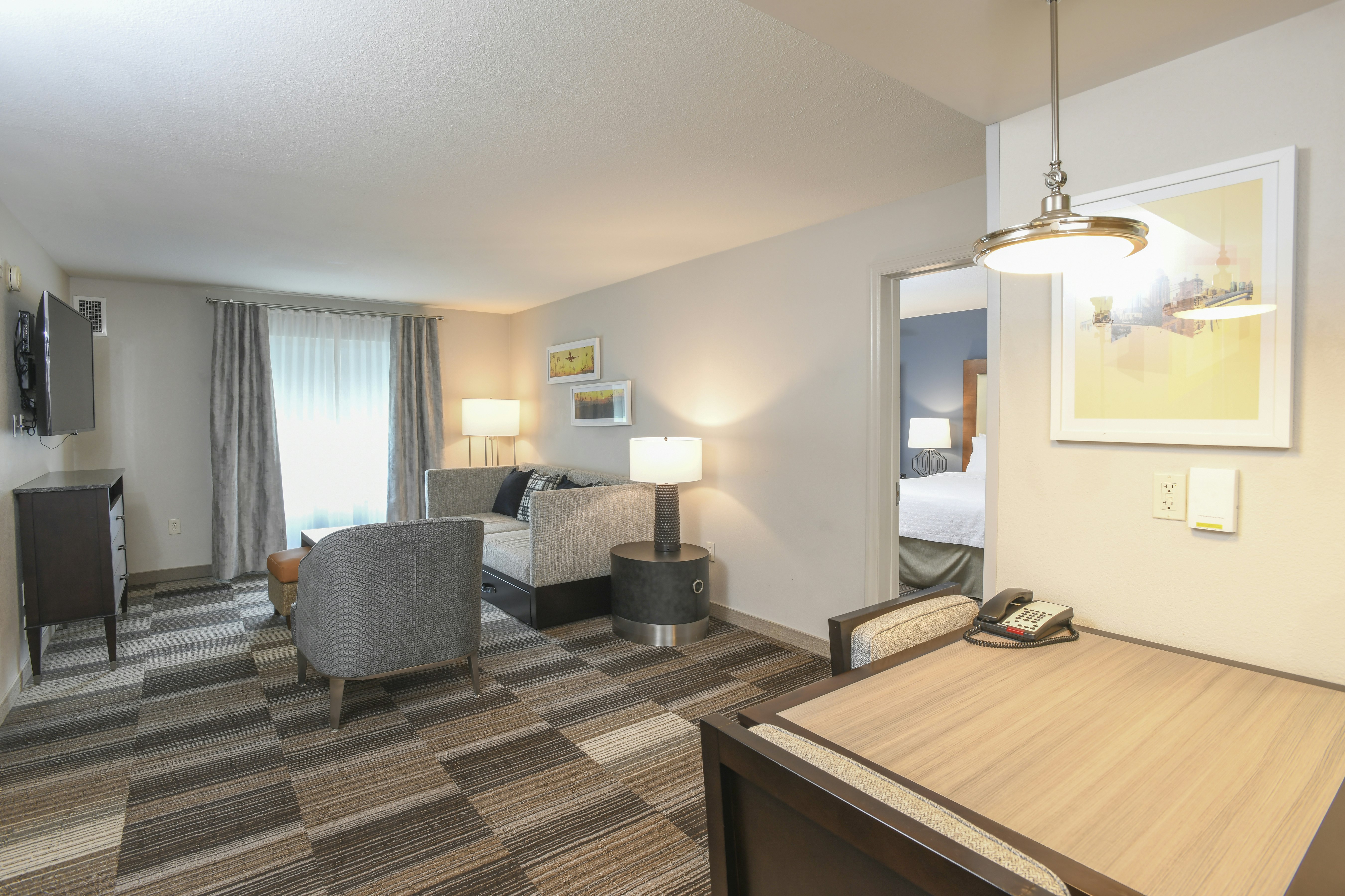 2BDRM STE 1KNG/2QNS NOSMOK