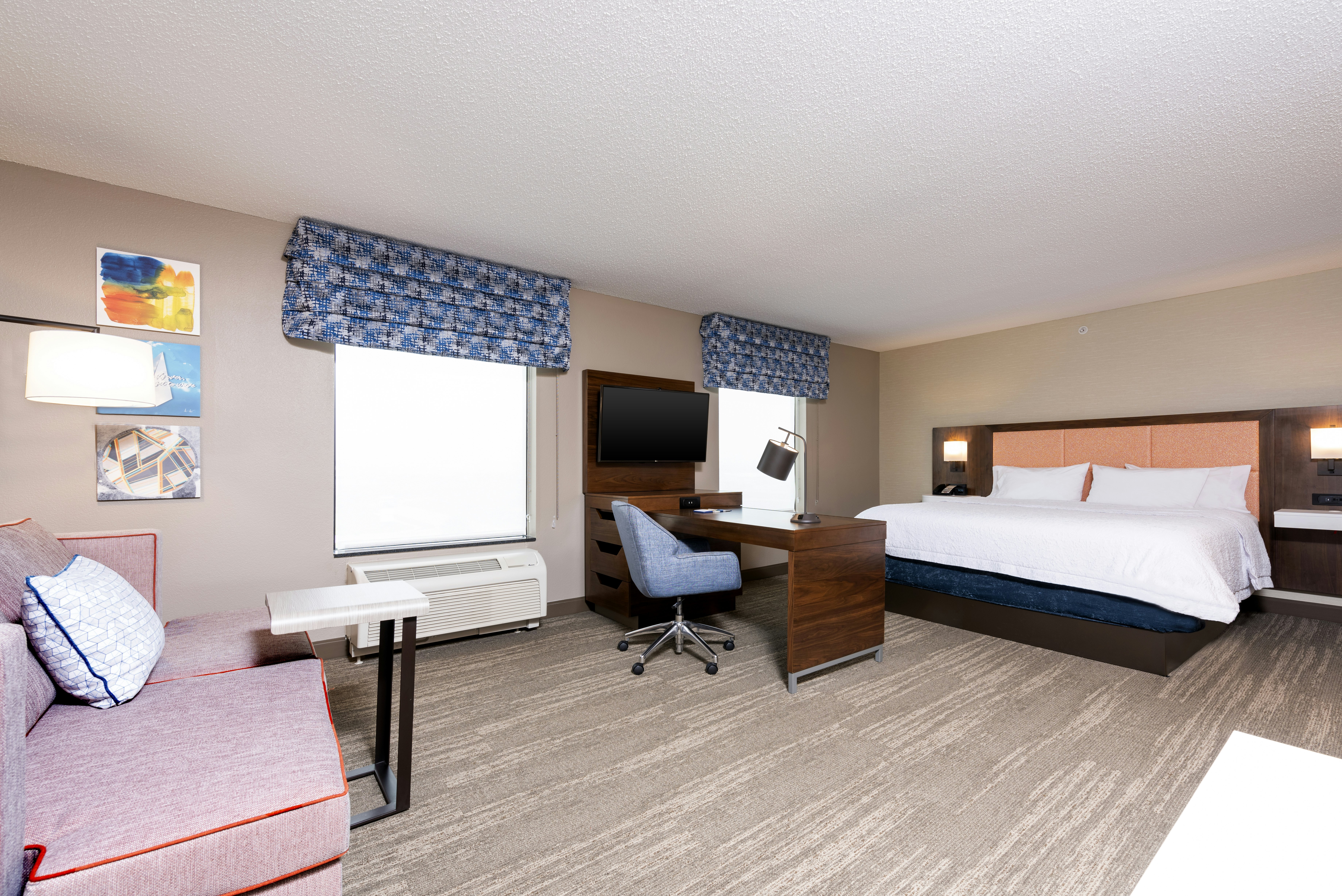 KING SUITE W/SOFABED