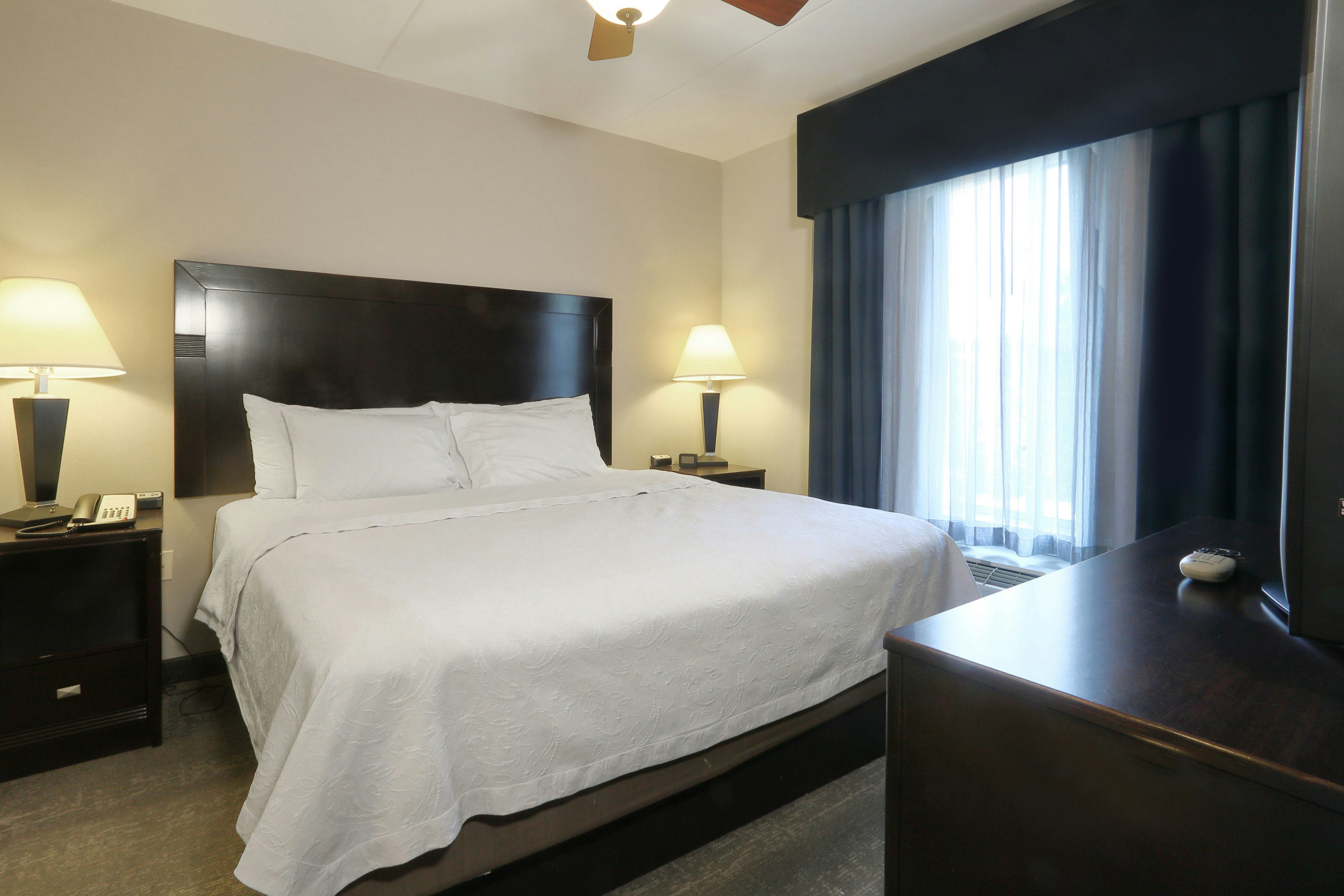 1KNG 2QNS 2BDRM STE NONSMK