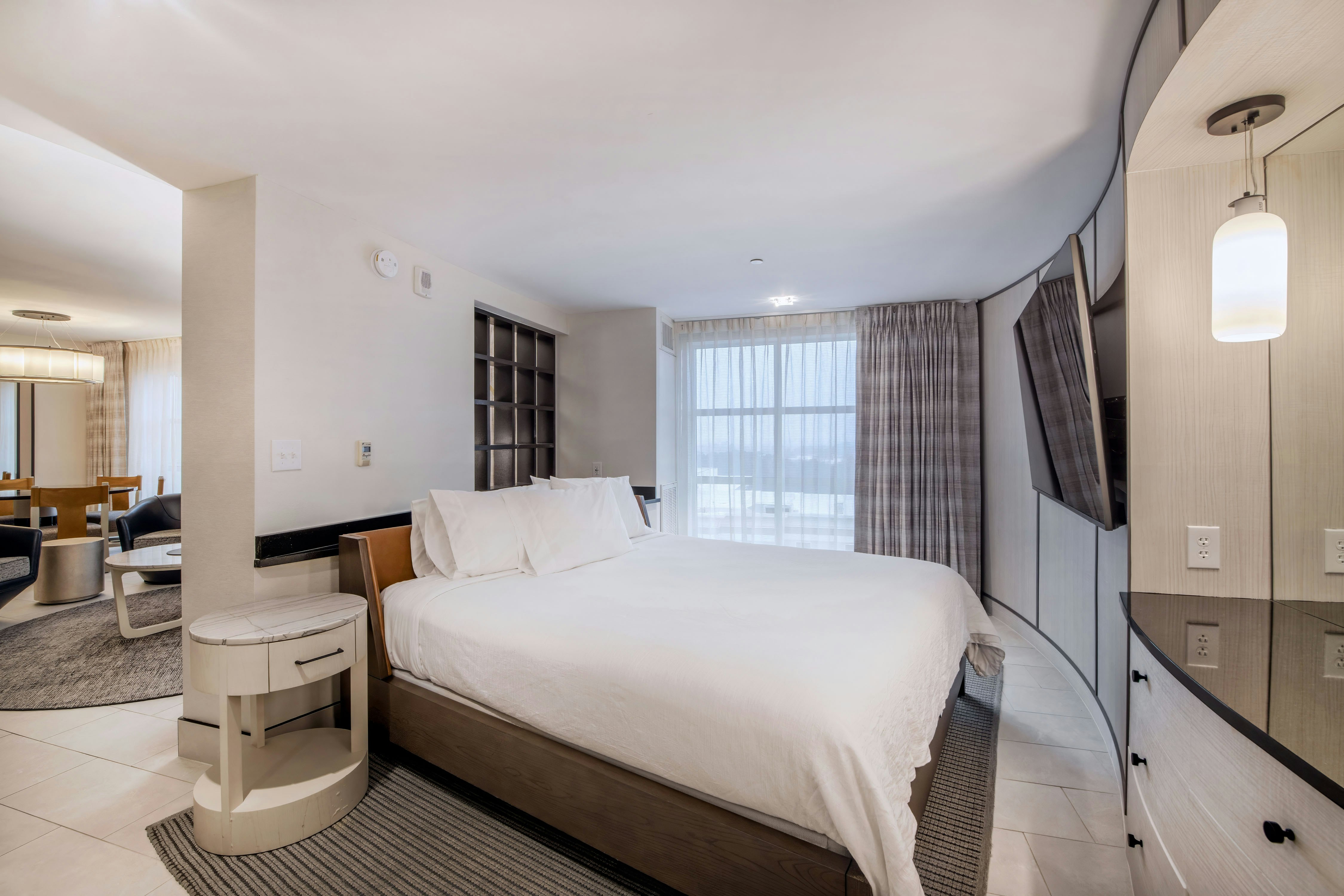 1KING PRES SUITE W GRDTUB