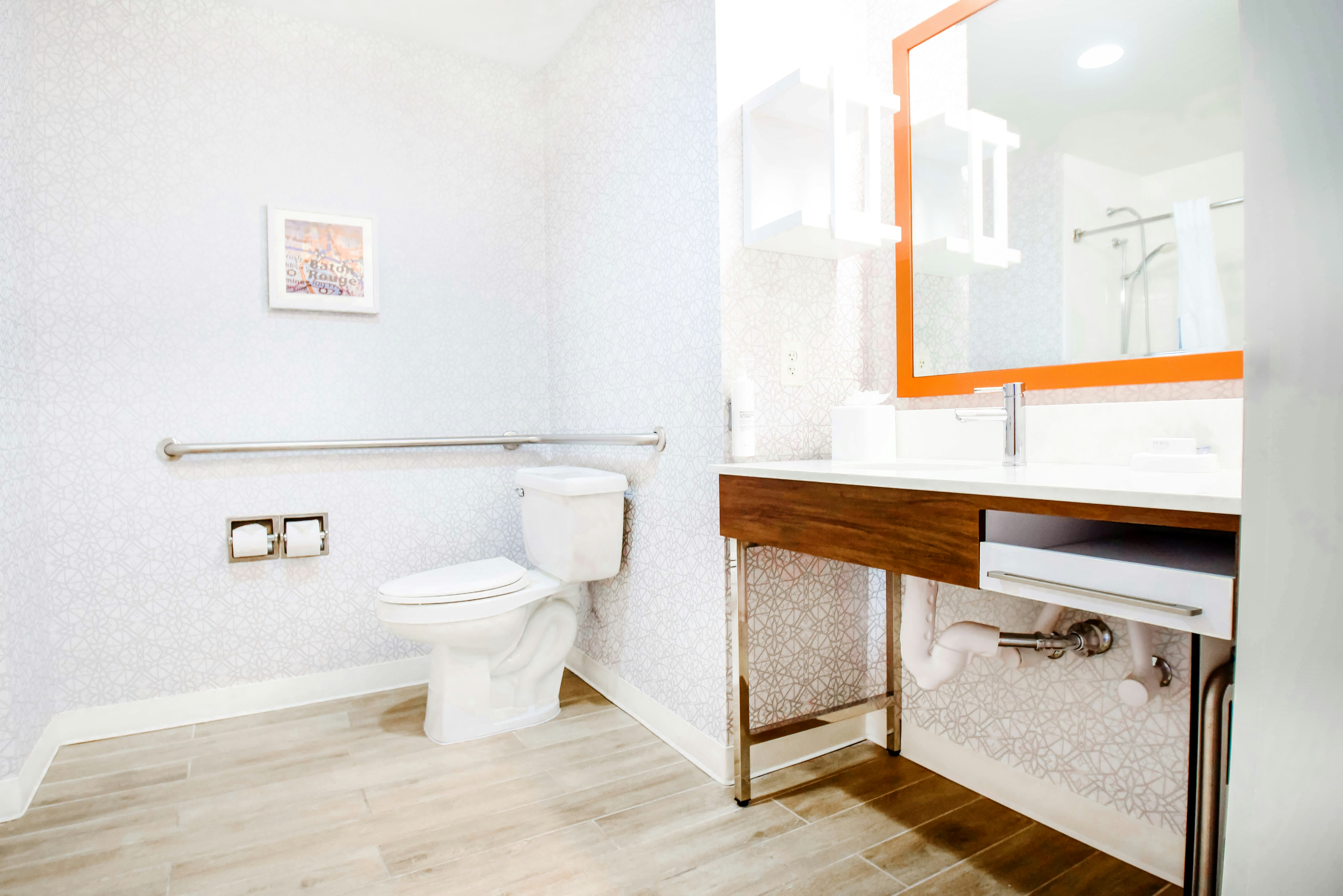 2 QNS ACCESSIBLE W/TUB NS