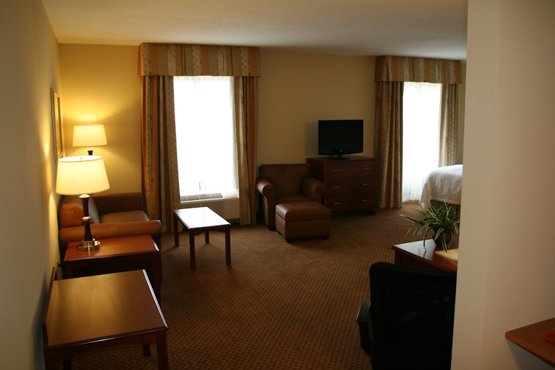 Hampton Inn & Suites Warren